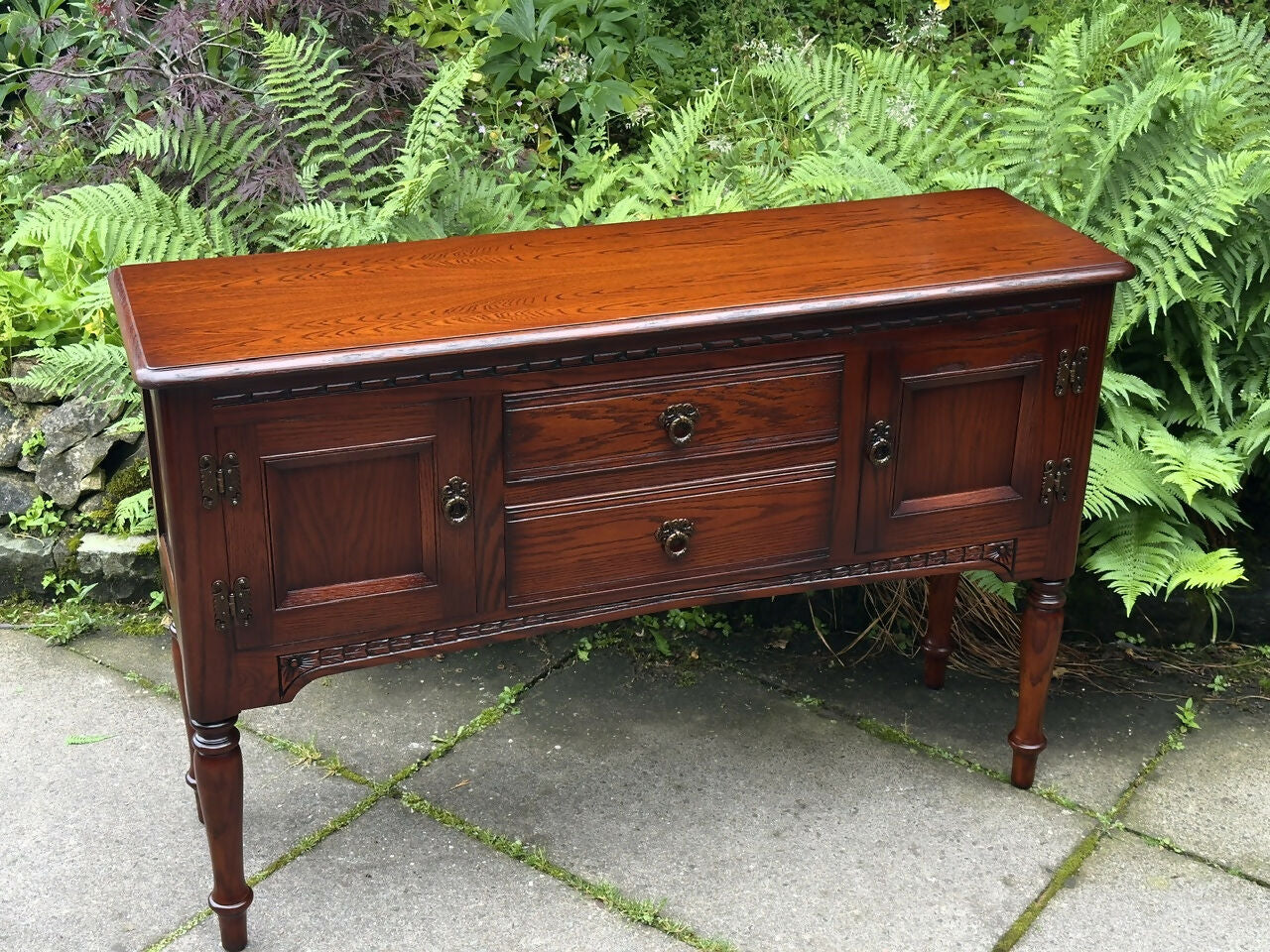 A WOOD BROTHERS OLD CHARM TUDOR BROWN CARVED OAK SIDEBOARD / DRESSER BASE / HALL TABLE