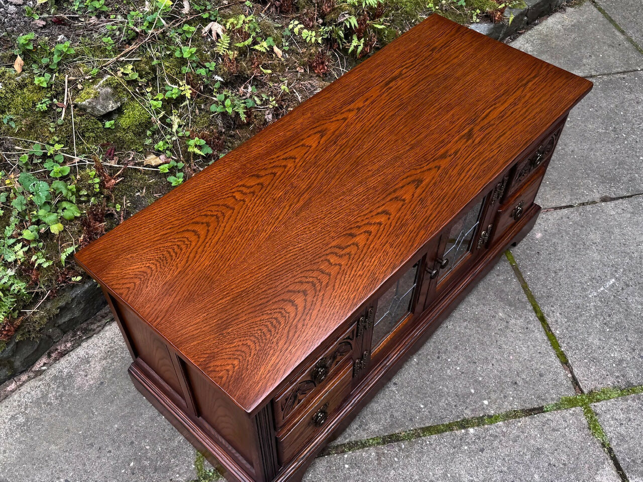 A WOOD BROTHERS OLD CHARM CARVED LIGHT OAK TV CABINET / MEDIA STAND / BASE / UNIT.
