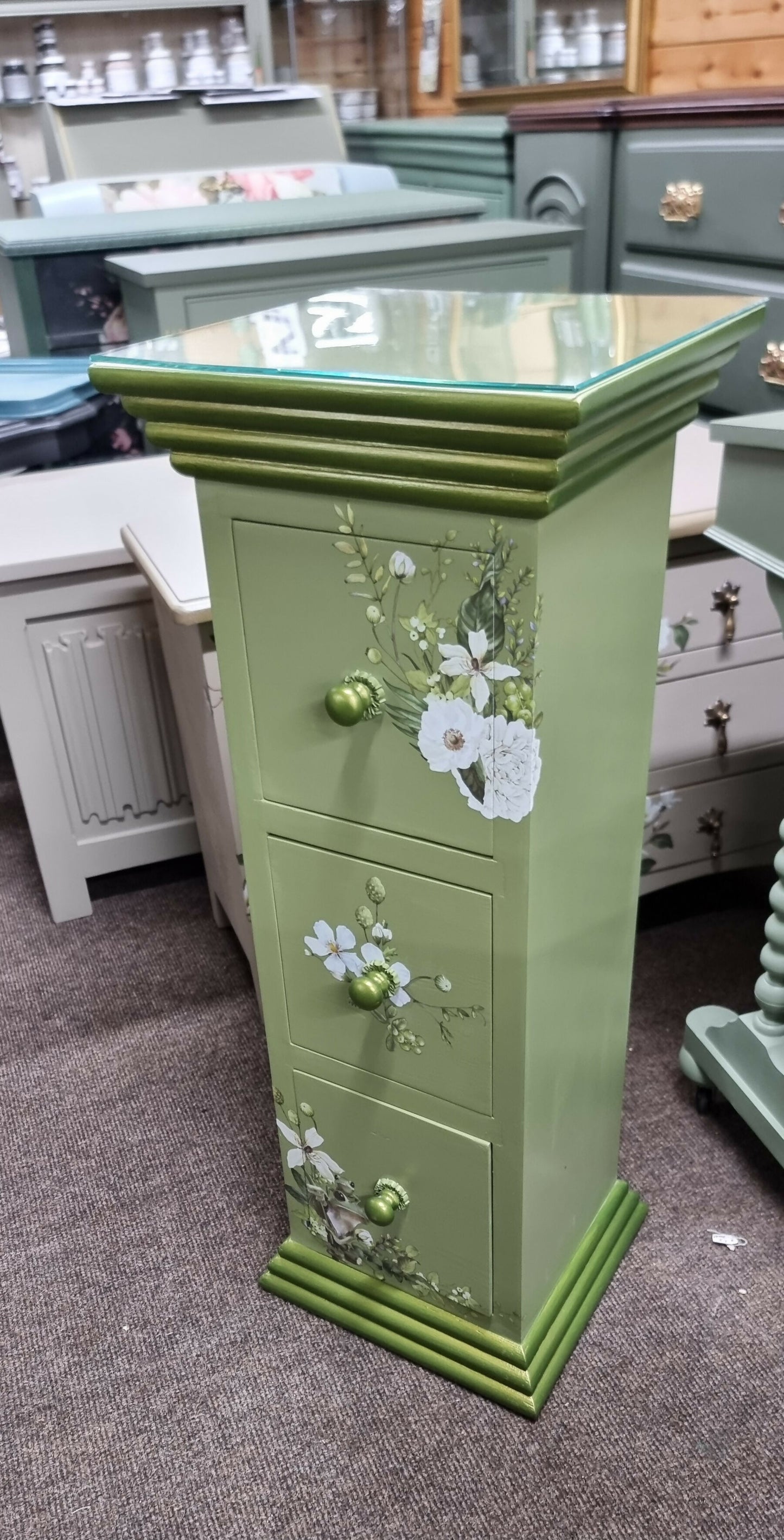 Slim chest of drawers