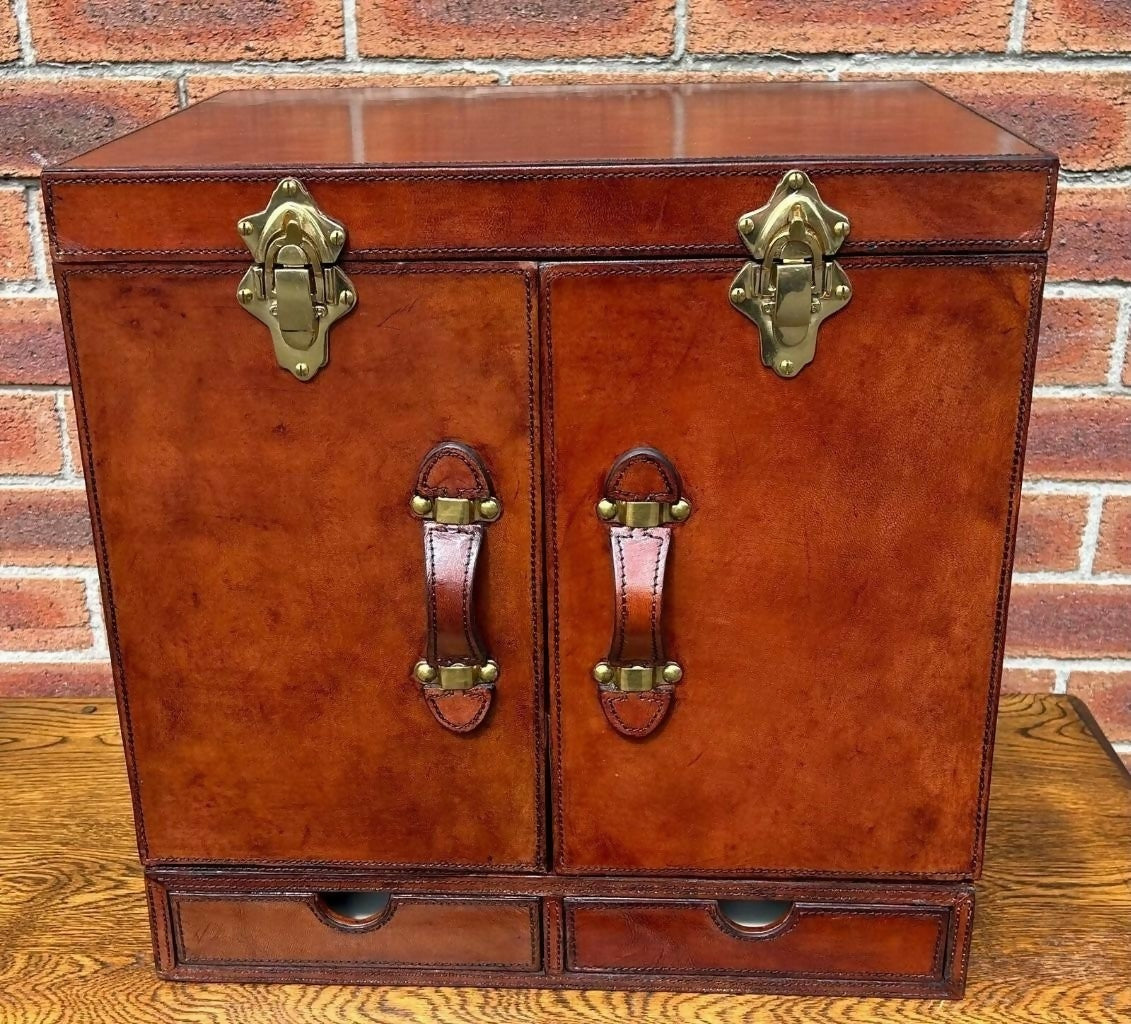 Superb Quality Hand Crafted Antique Style Leather Campaign Portable Drinks cabinet bar