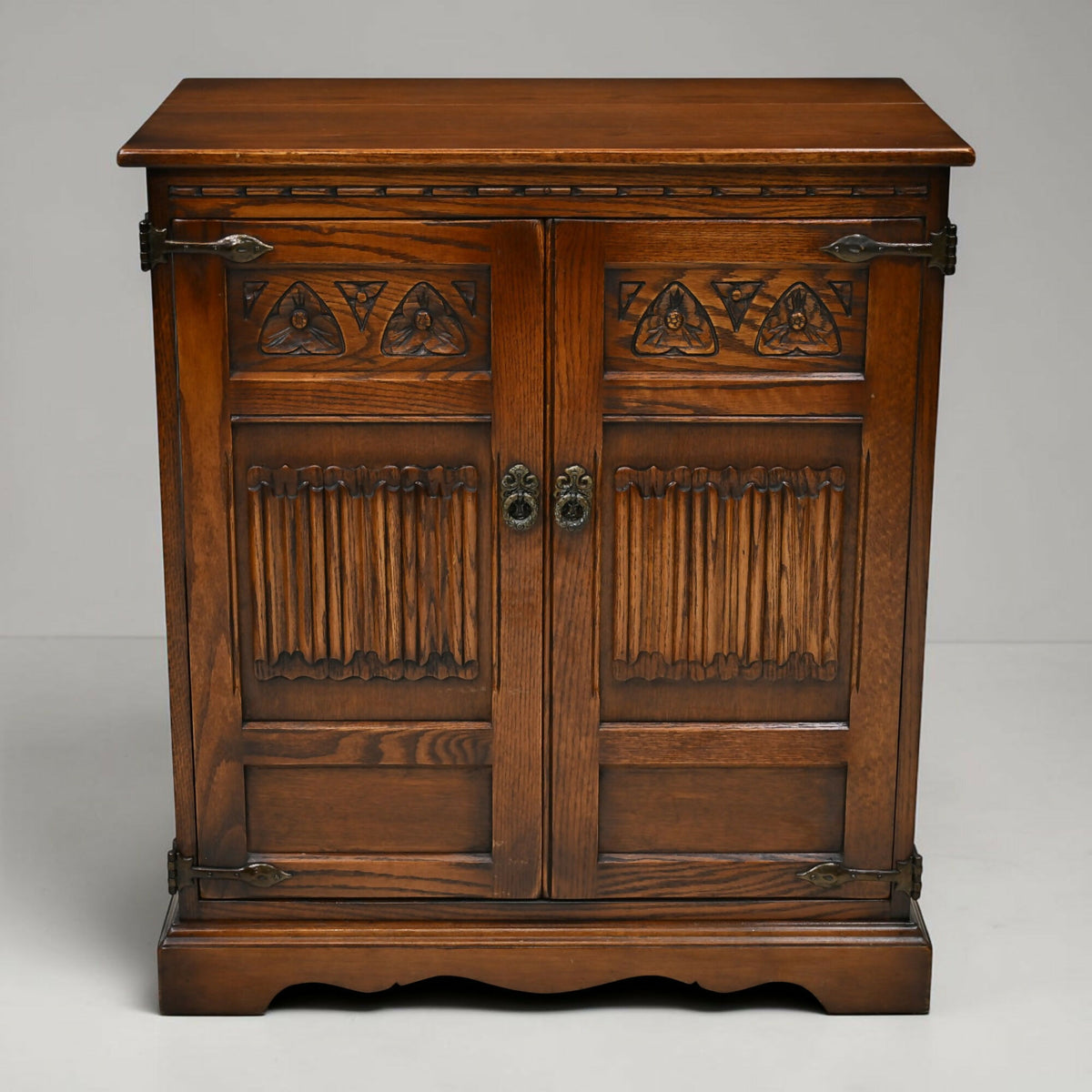 Old Charm Oak TV Video Cabinet Cupboard Tudor Brown Model 1962 FREE UK Delivery