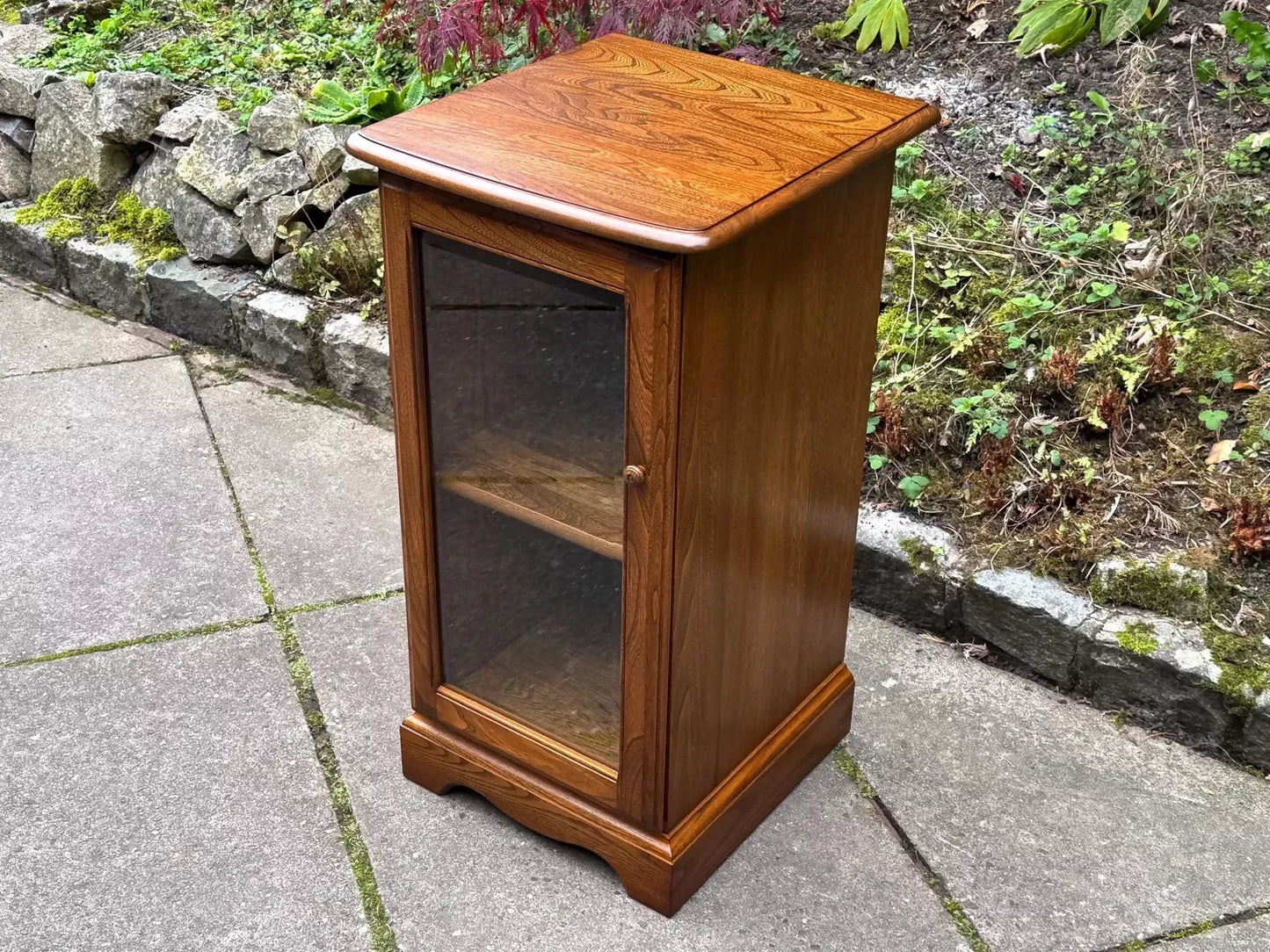 AN ERCOL WARWICK GOLDEN DAWN ELM CD HI FI STORAGE CABINET / MEDIA STAND.