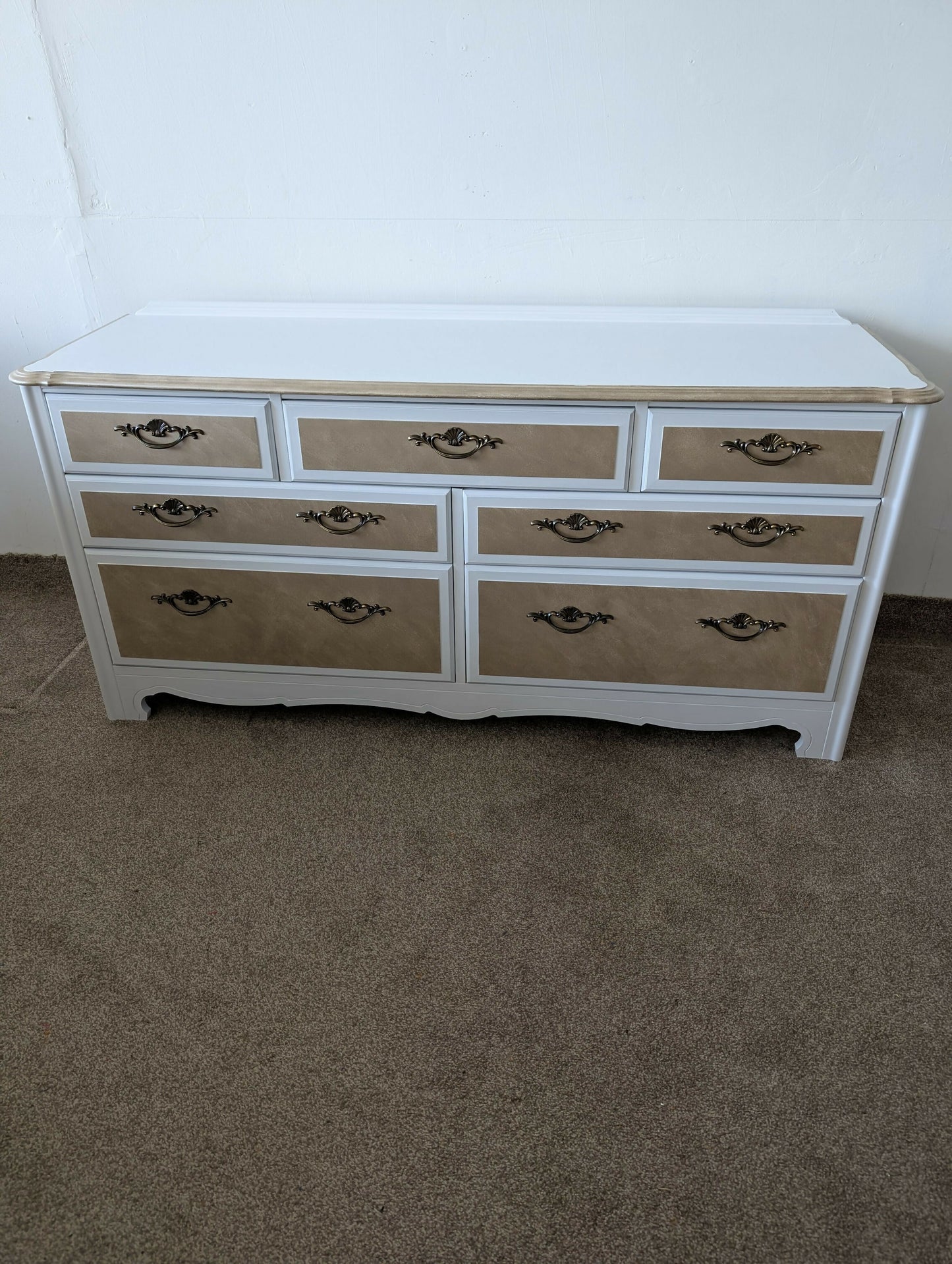 Vintage Luxury Chest of Drawers in White with Champagne Metallic Detailing