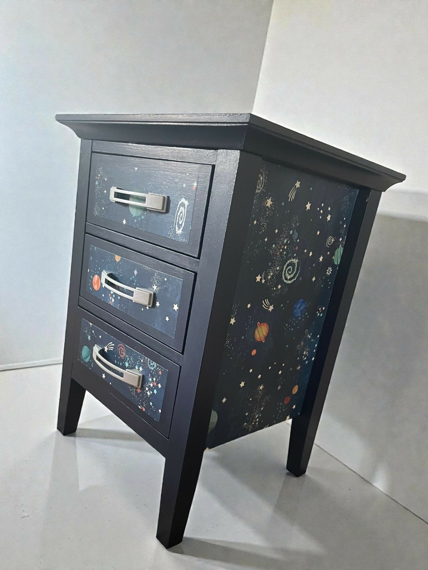 Small three drawer chest - bedside cabinet