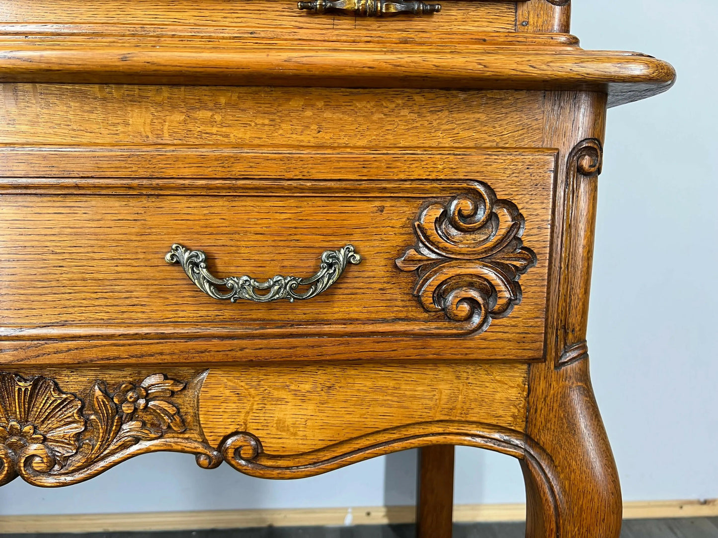 Vintage Drinks Cabine tFrench Louis XIV Style Cabriole Legs Carved Cabinet LOT 2917