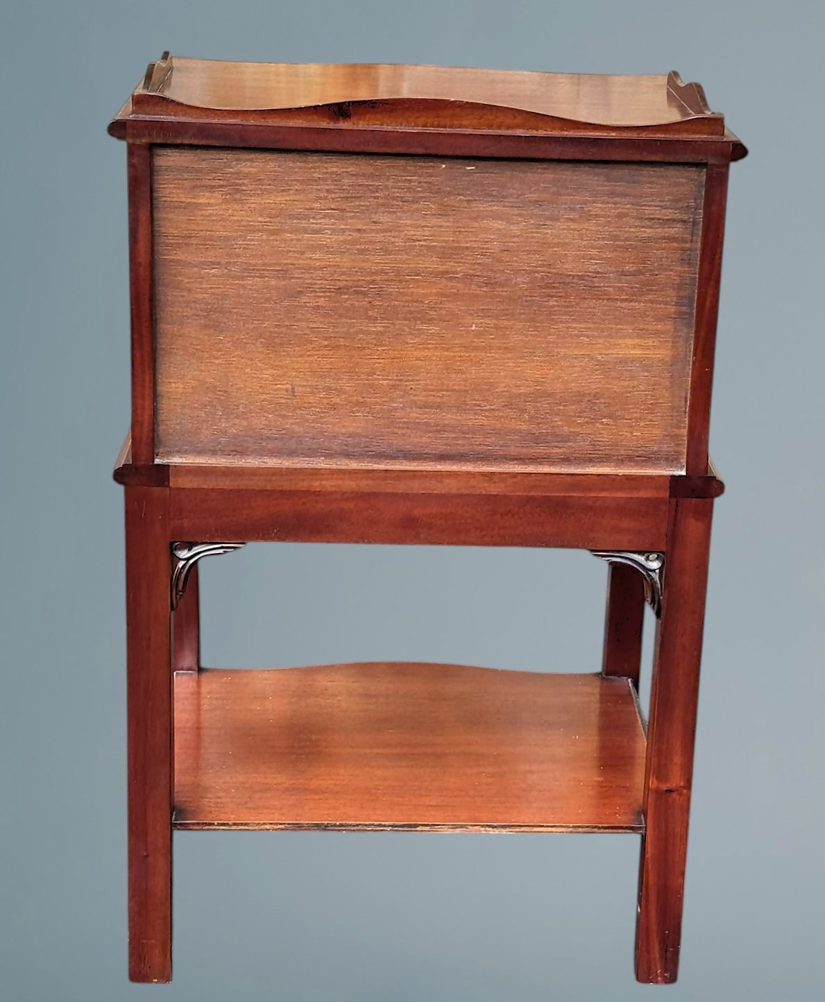 A Figured Mahogany Serpentine Chest of Drawers / Bedside Chest