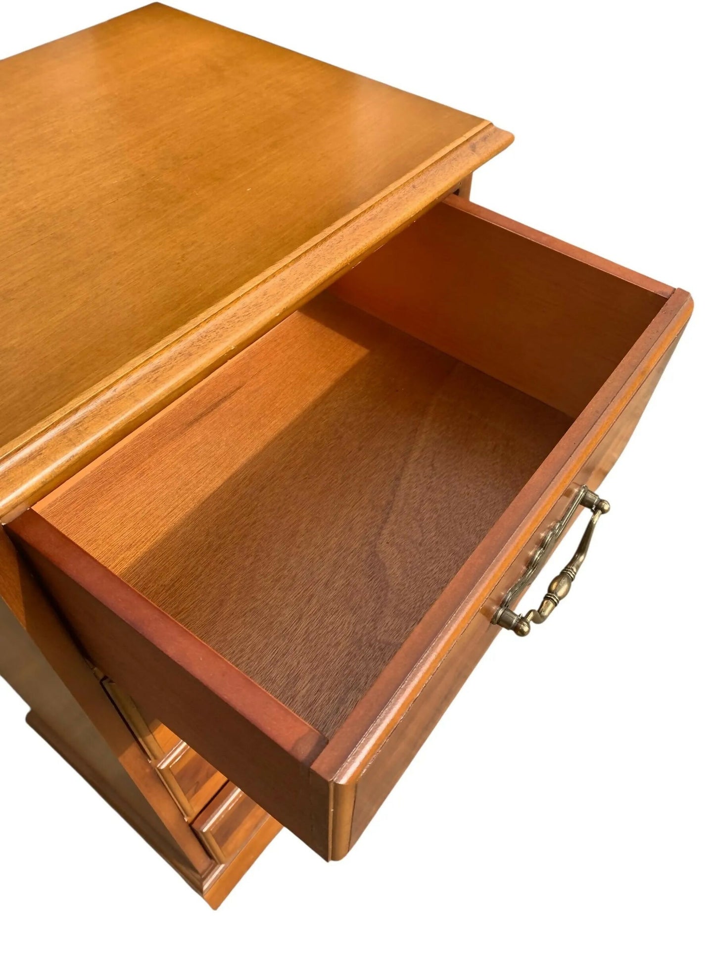 Vintage Georgian style Yew chest of drawers / bedside chest