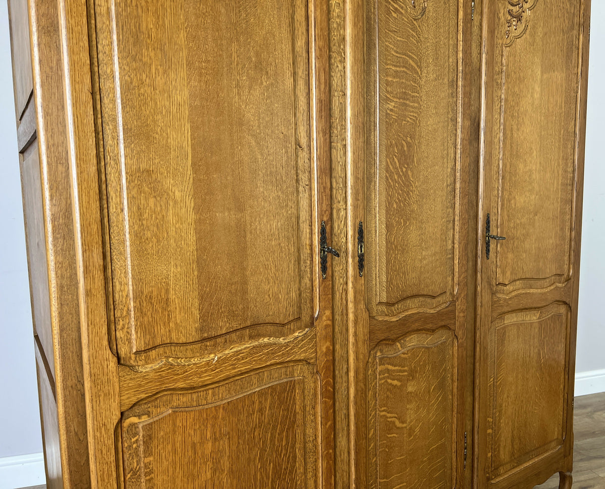 Wardrobe Vintage French Louis Oak Triple Door Carved Armoire Cabinet LOT 6535