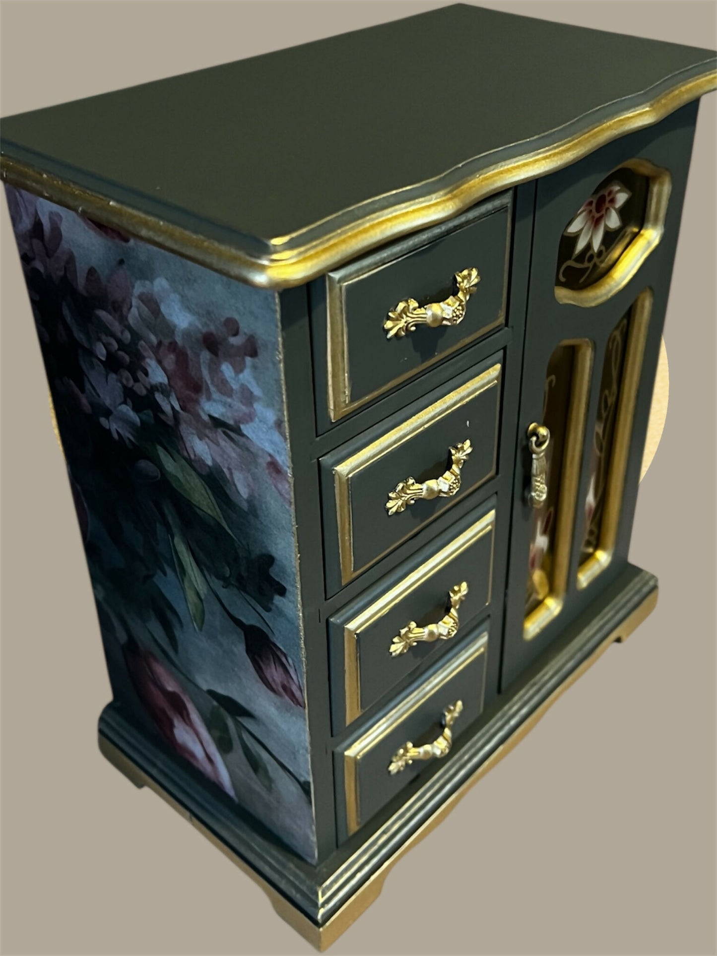 Vintage musical jewellery box