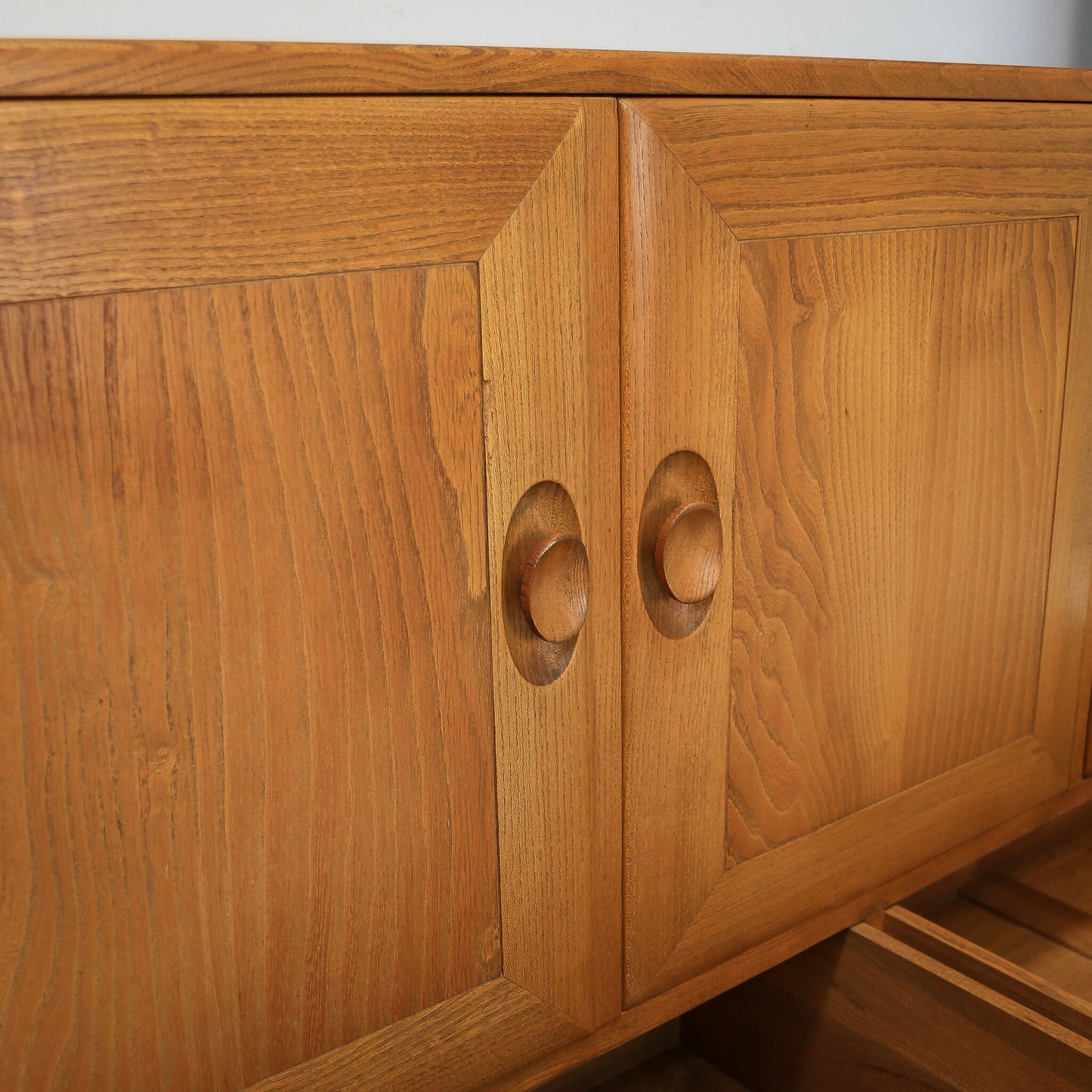 Ercol Windsor Elm Sideboard Model 468 on Castors Light Finish 1960s