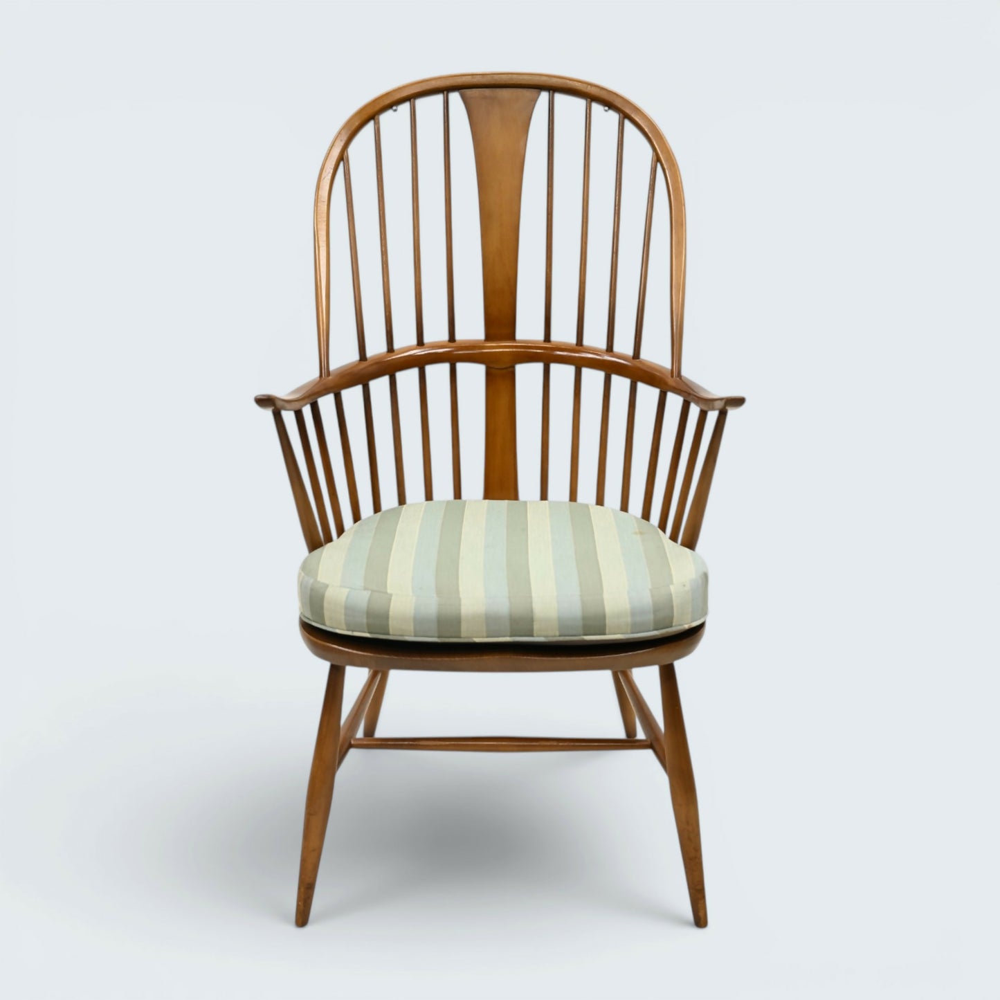 An Ercol Chairmakers Chair Windsor Bow Back Golden Dawn Model 472 FREE Delivery