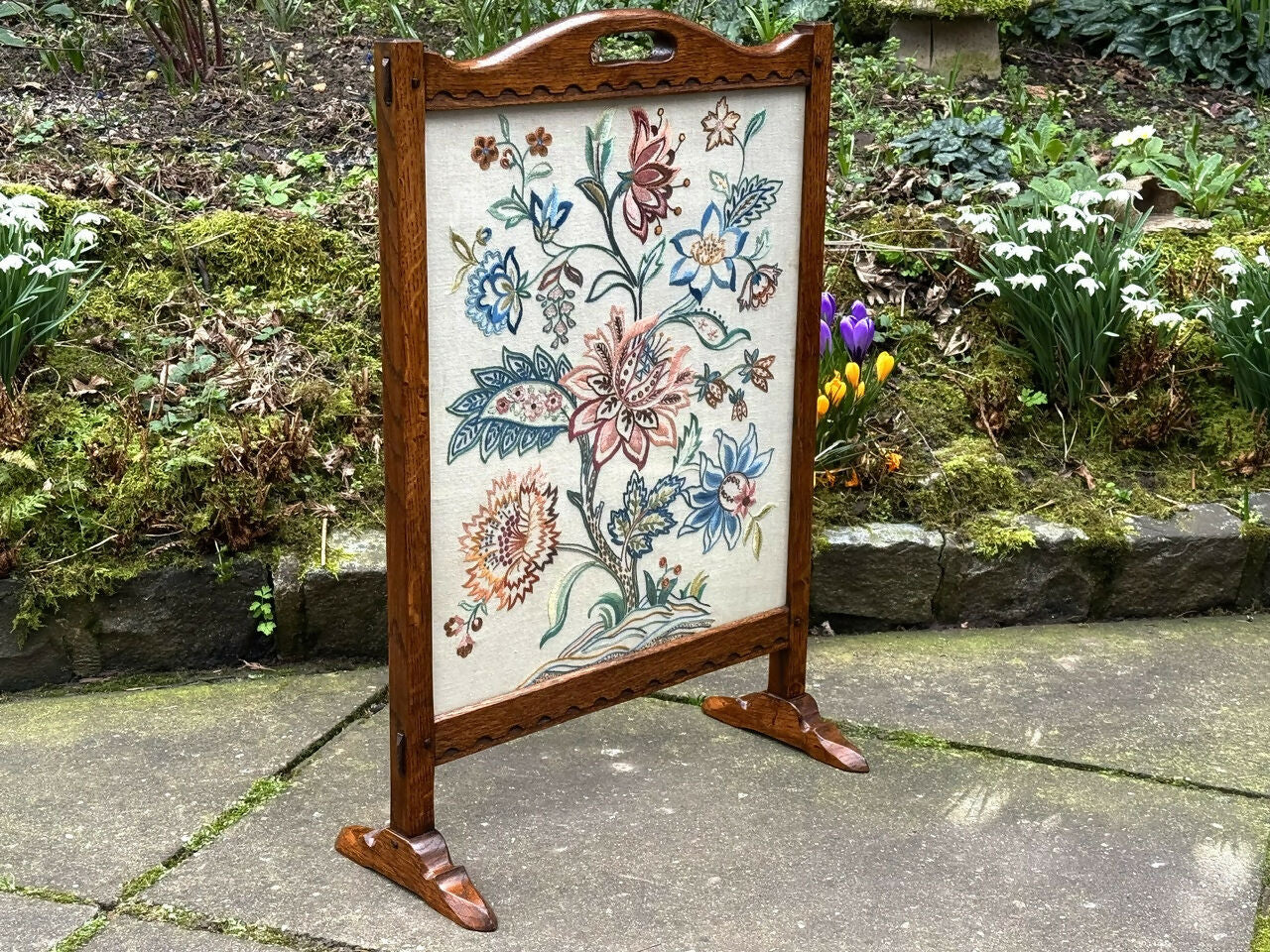 A RUPERT / NIGEL GRIFFITHS MONASTIC CARVED OAK FIRE SCREEN / STAND