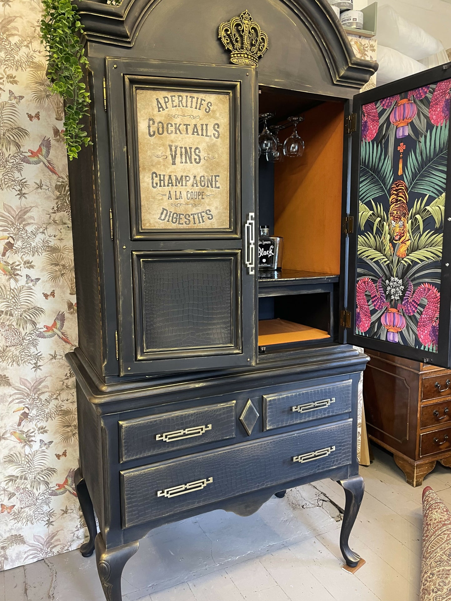 Black vintage look drinks/cocktail cabinet.