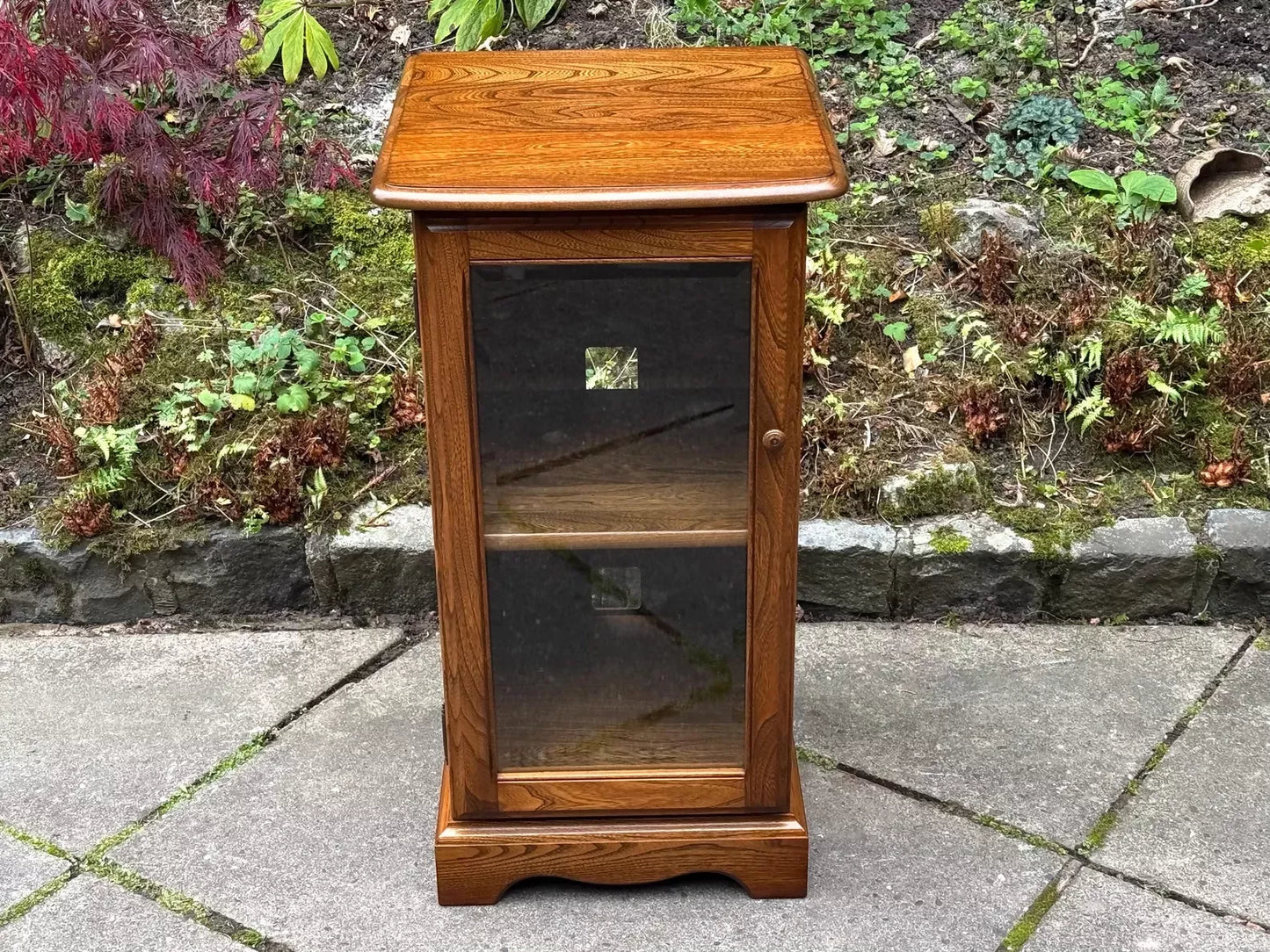 AN ERCOL WARWICK GOLDEN DAWN ELM CD HI FI STORAGE CABINET / MEDIA STAND.