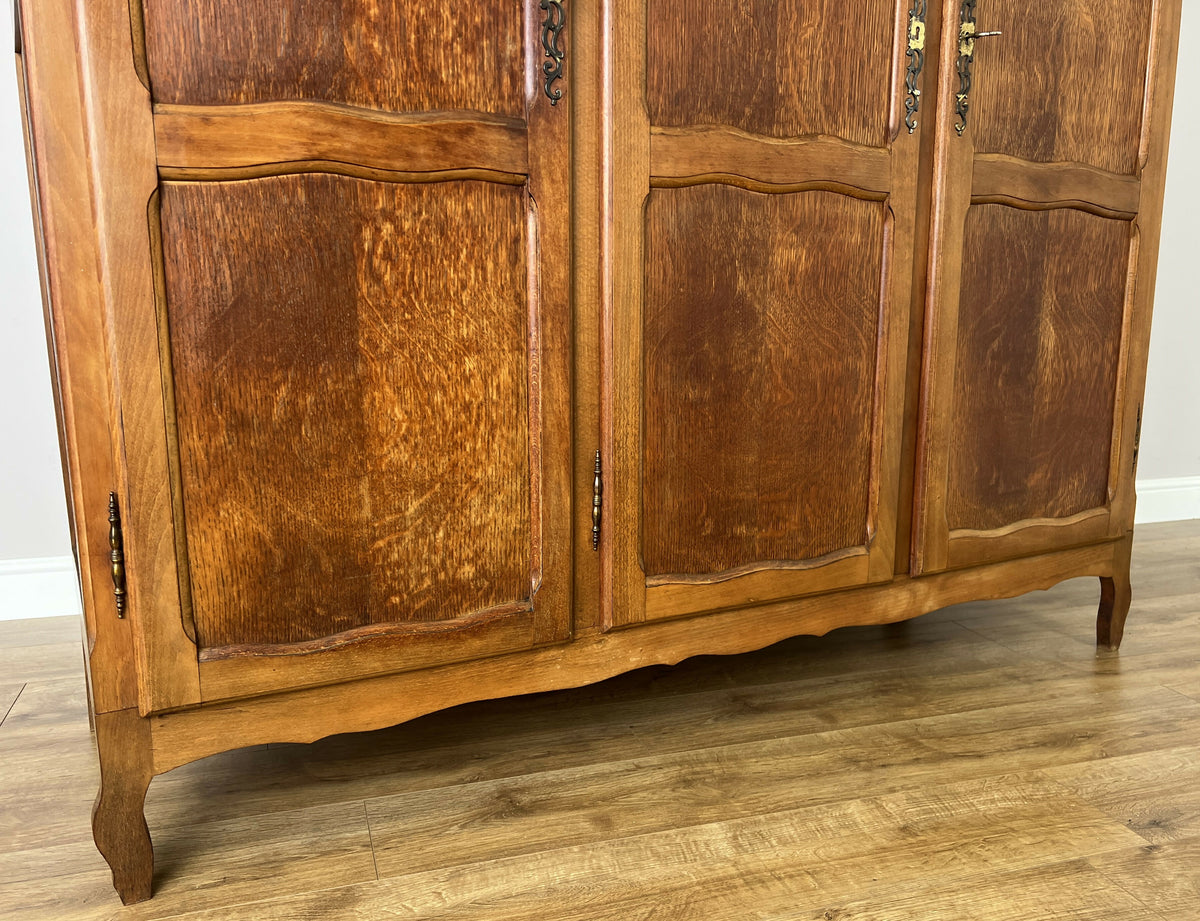 Wardrobe Vintage French Louis Oak Triple Door Carved Armoire Cabinet LOT 6537