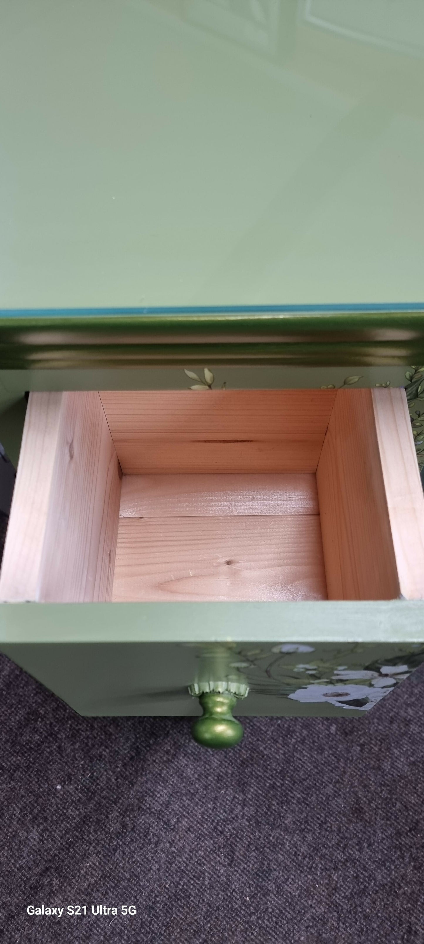 Slim chest of drawers