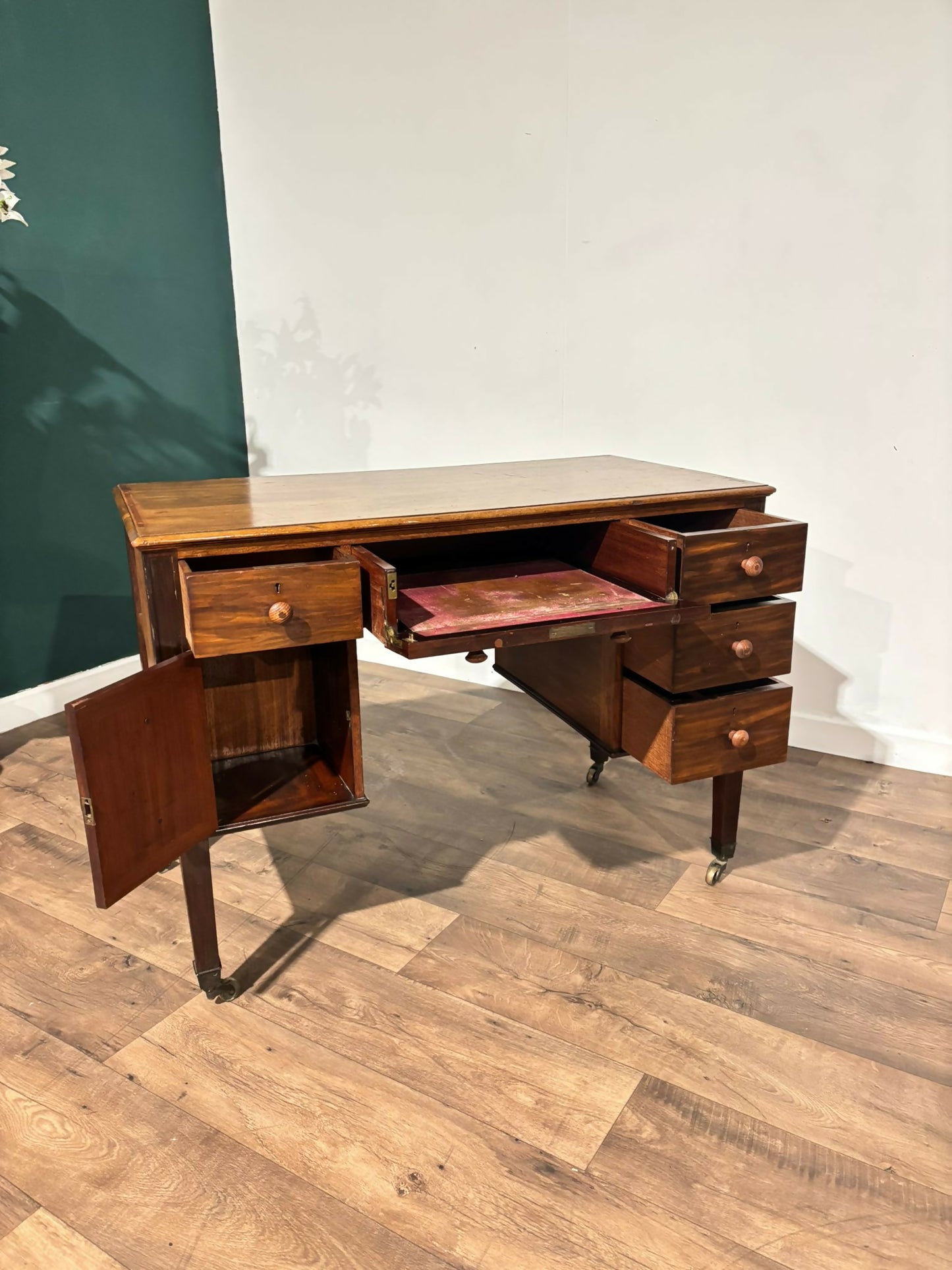 Vintage Mahogany Desk00