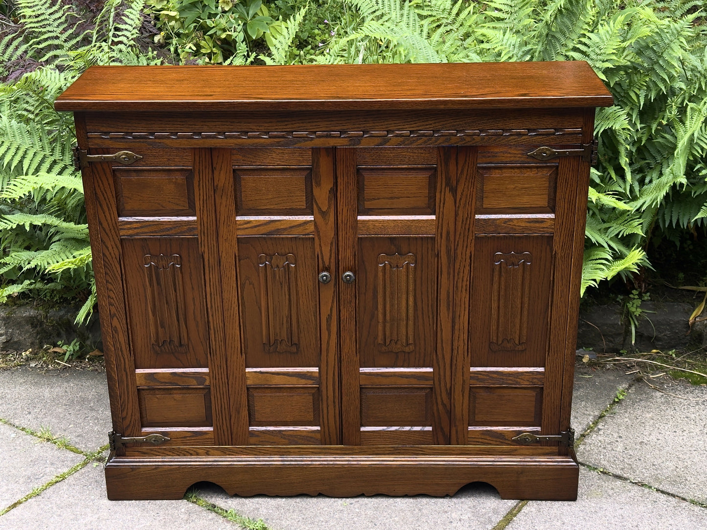 A WOOD BROTHERS OLD CHARM CARVED LIGHT OAK CD STORAGE CABINET / STAND