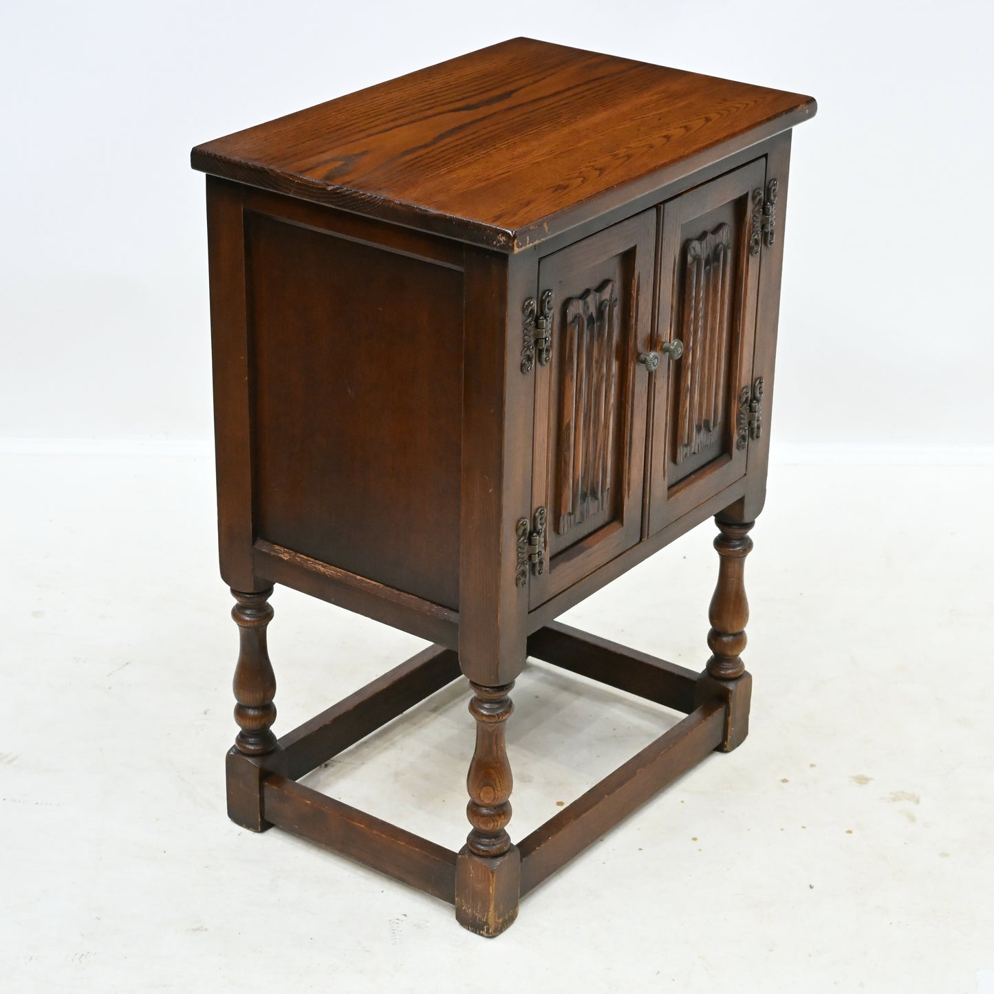 Old Charm Pedestal/Bedside Cabinet Cupboard Linenfold Doors FREE UK DELIVERY. SBR10989/3009E
