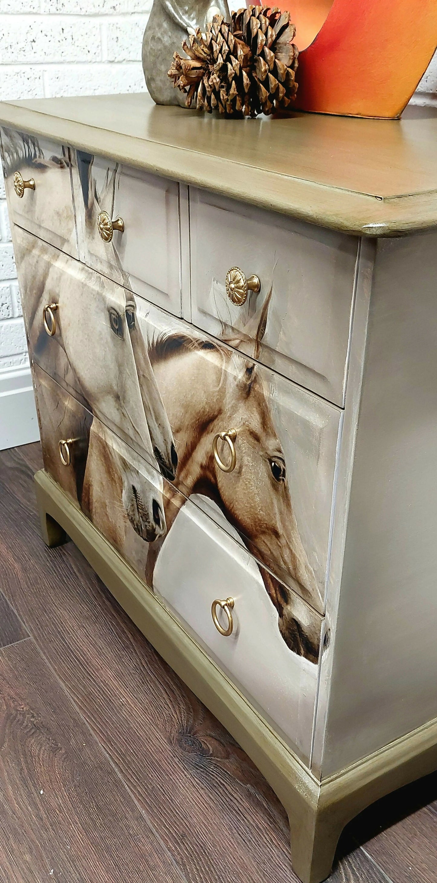3 Horses Stag 3 + 2 Dresser