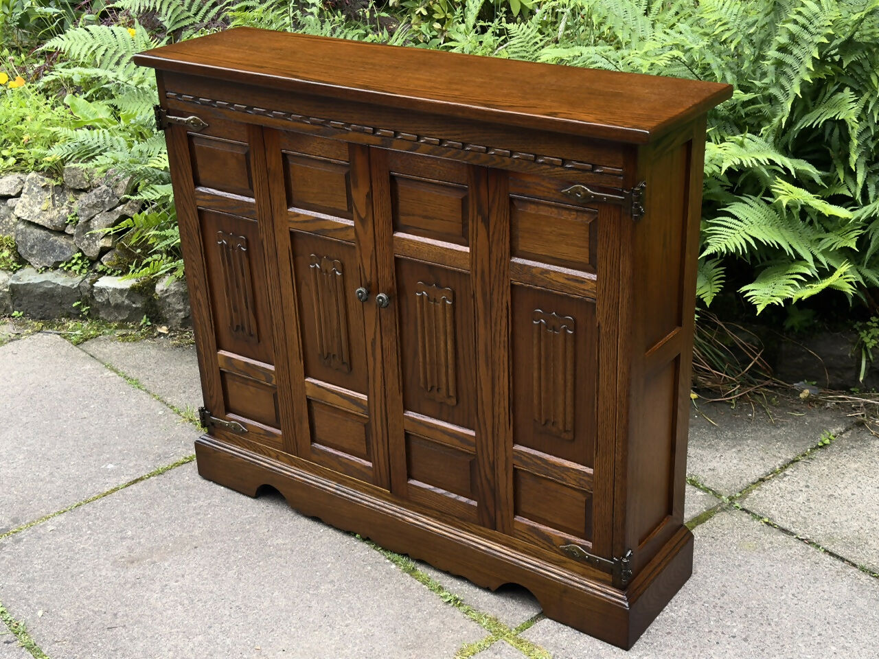 A WOOD BROTHERS OLD CHARM CARVED LIGHT OAK CD STORAGE CABINET / STAND