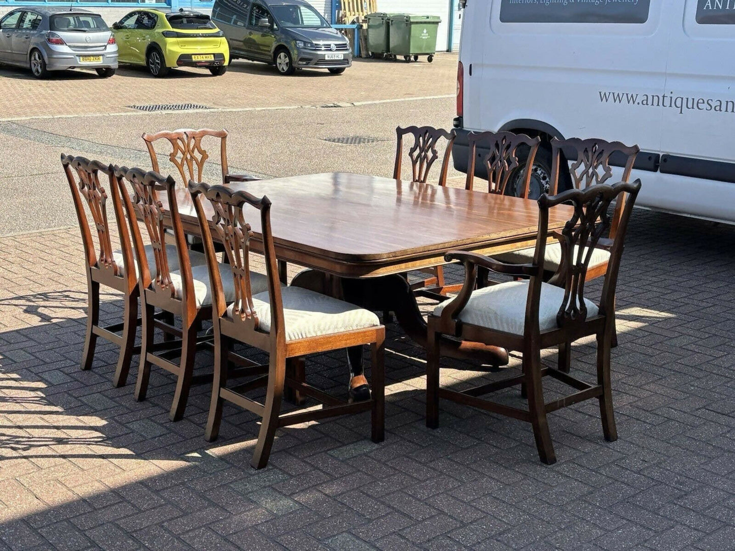 Antique Mahogany Dining Table & 8 Chairs.