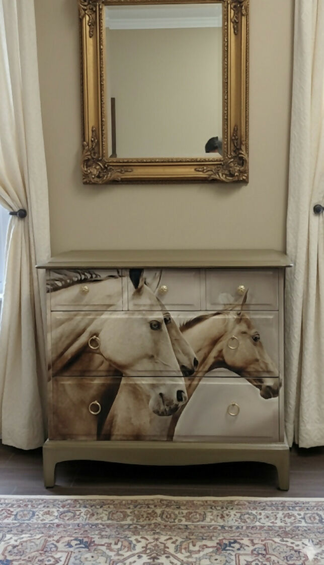 3 Horses Stag 3 + 2 Dresser