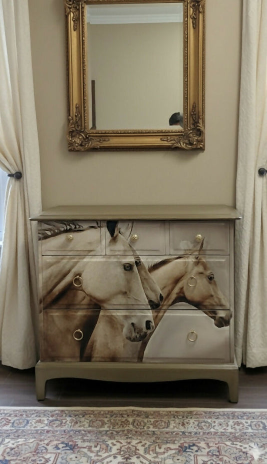 3 Horses Stag 3 + 2 Dresser