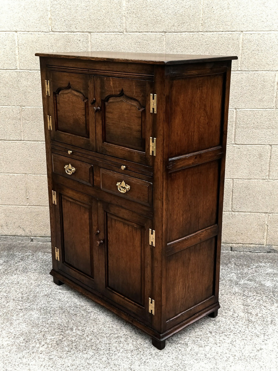 A TITCHMARSH AND GOODWIN SOLID STRESSED OAK WINE CUPBOARD / DRINKS CABINET.