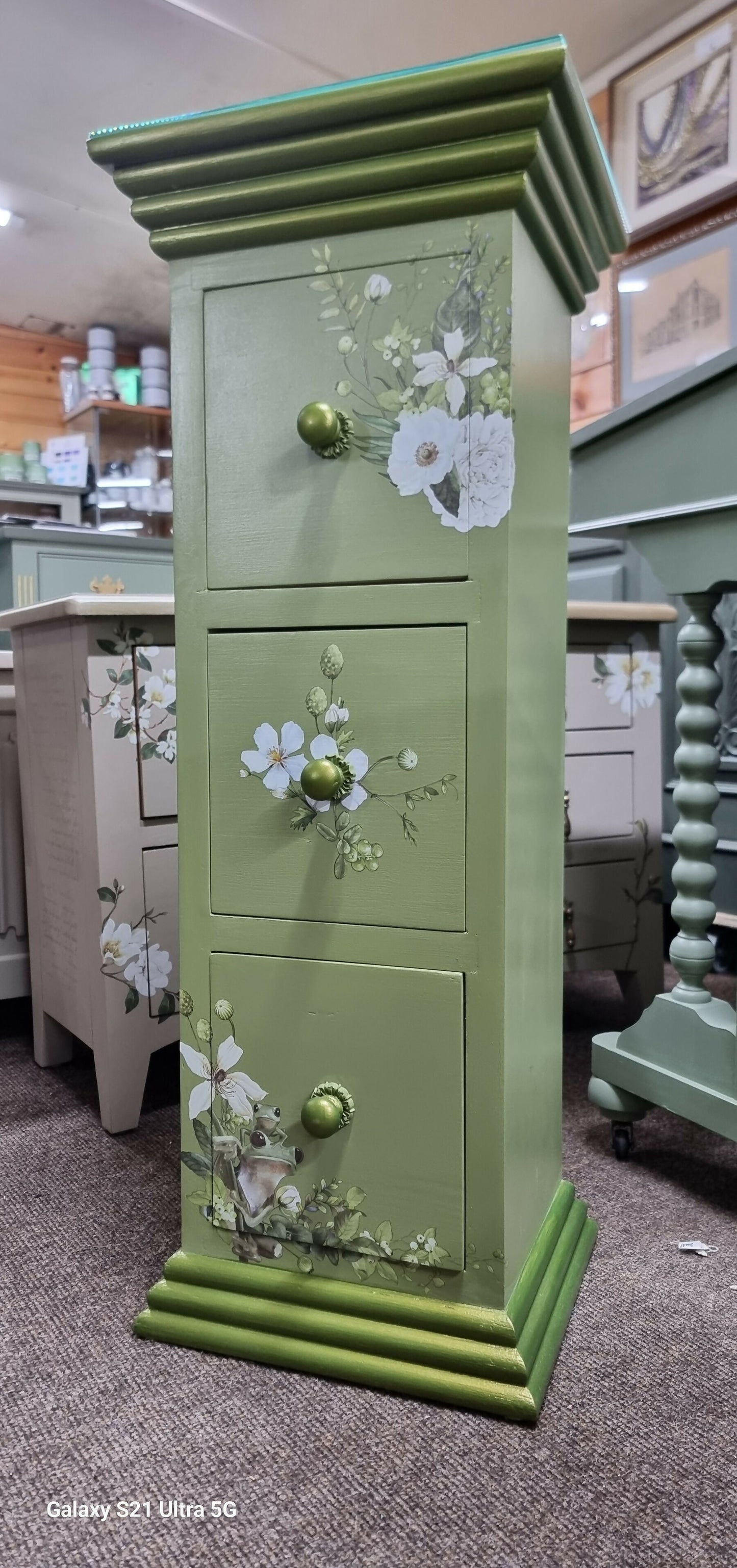 Slim chest of drawers