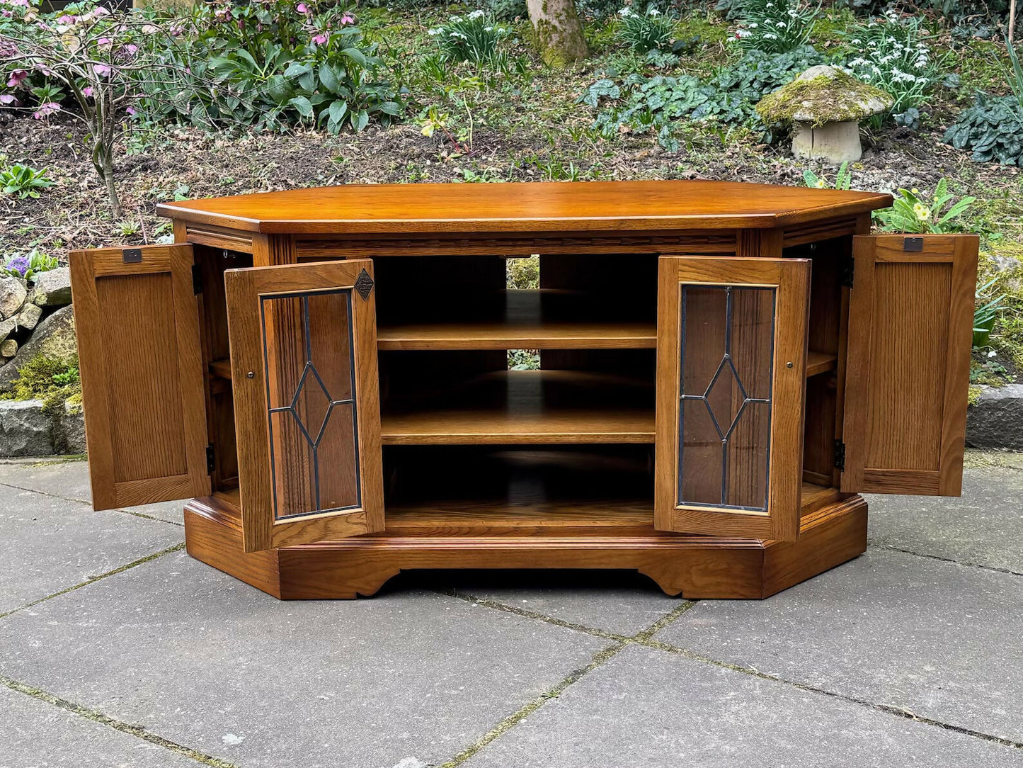 A WOOD BROTHERS OLD CHARM CARVED LIGHT OAK CORNER TV CABINET / MEDIA STAND / UNIT
