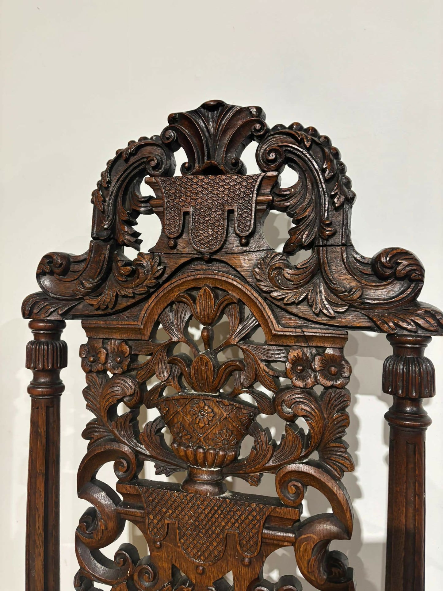 Carolean carved oak high back chair - having a very decoratively carved back, legs7