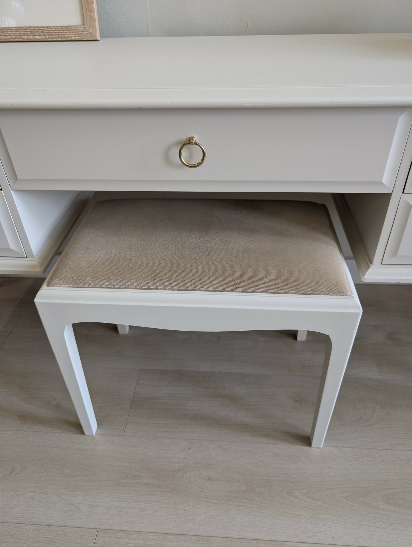 Stag Minstrel Dressing Table and Stool Professionally Refinished in Warm Neutral Cashmere
