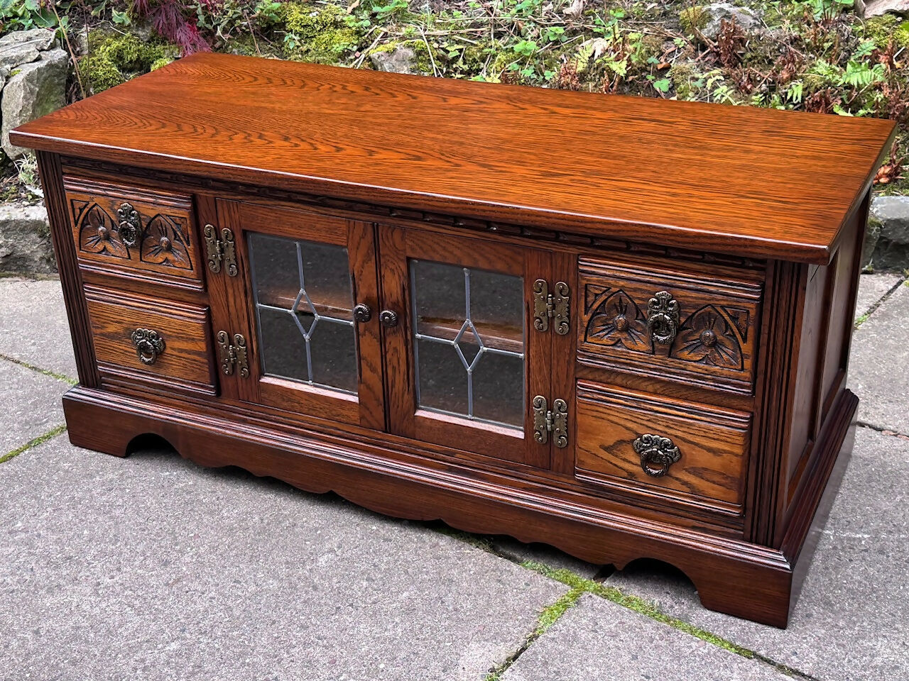 A WOOD BROTHERS OLD CHARM CARVED LIGHT OAK TV CABINET / MEDIA STAND / BASE / UNIT.