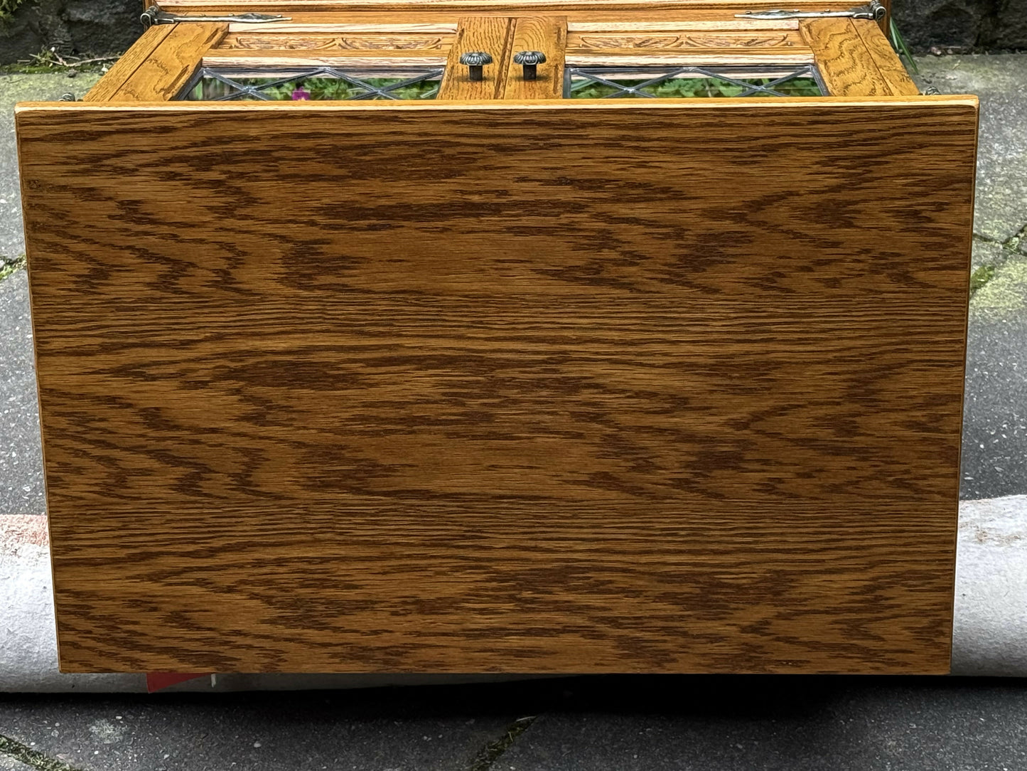 A WOOD BROTHERS OLD CHARM VINTAGE CARVED OAK TV MEDIA CABINET / STAND