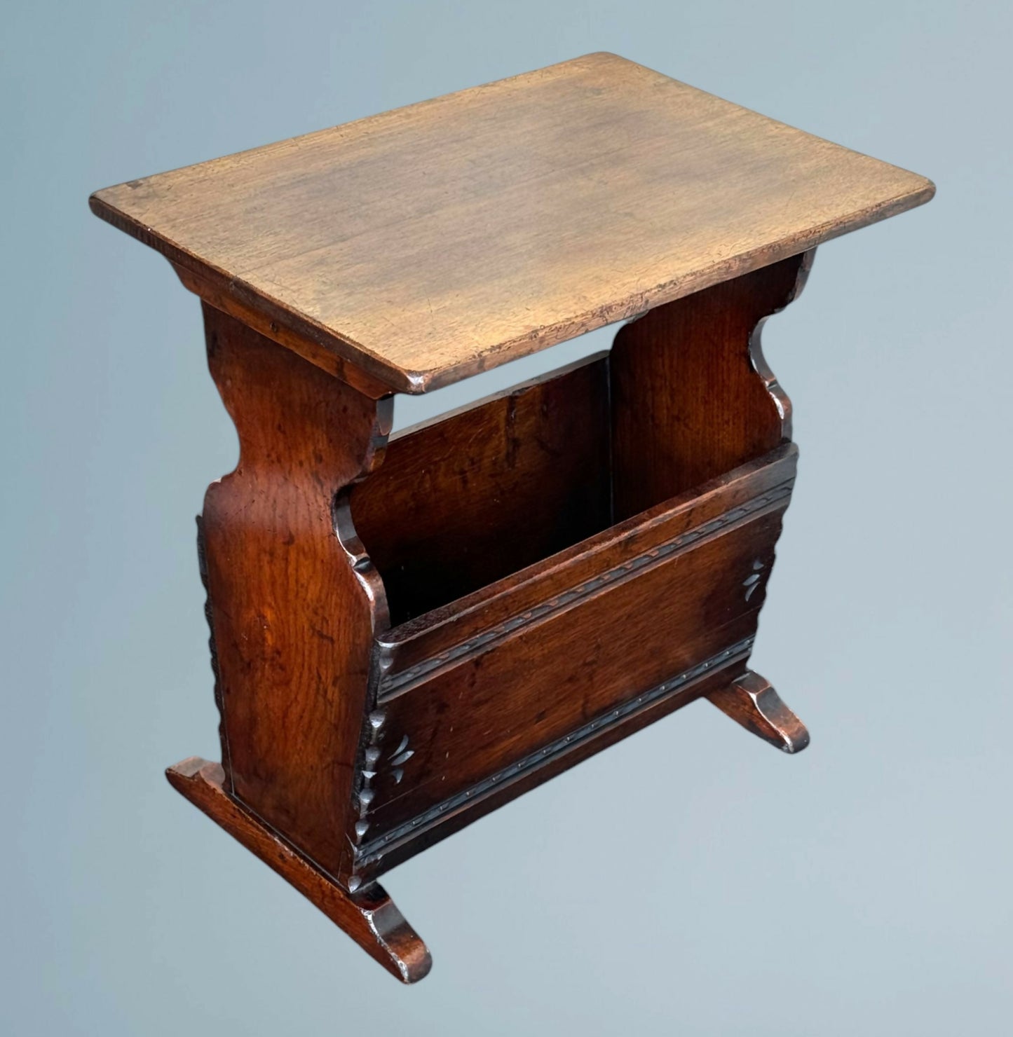 Titchmarsh & Goodwin Oak Magazine Table RL88