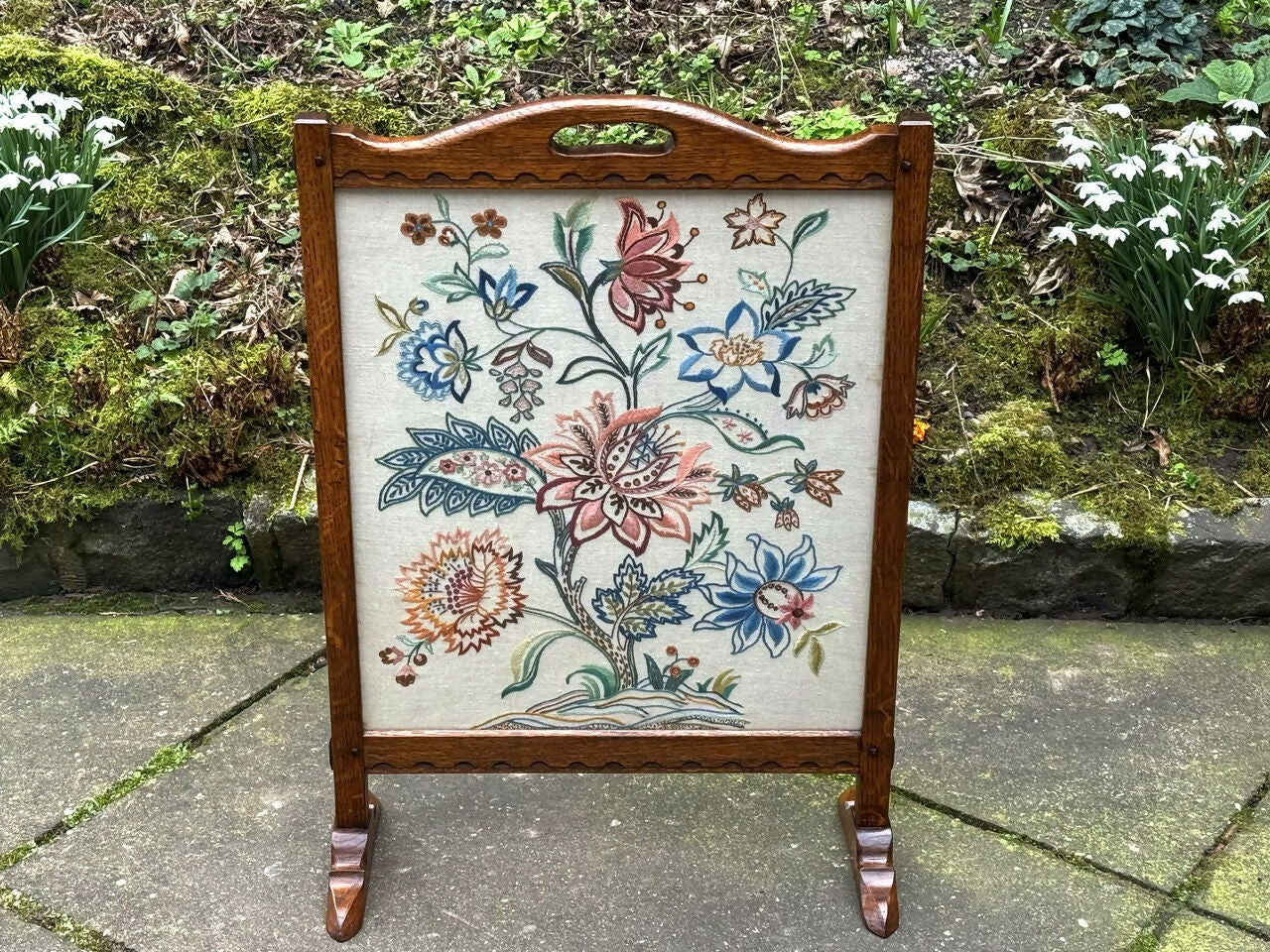 A RUPERT / NIGEL GRIFFITHS MONASTIC CARVED OAK FIRE SCREEN / STAND