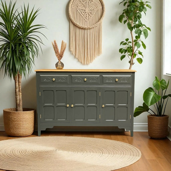 Stunning Solid Oak Vintage Sidebiard