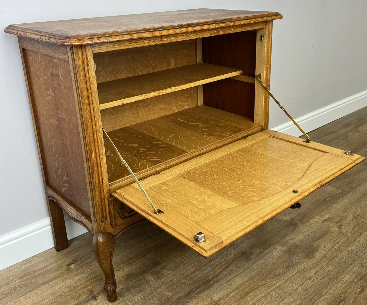 Cabinet Vintage French Louis XIV Oak Sideboard with Carved Cupboard LOT 6247
