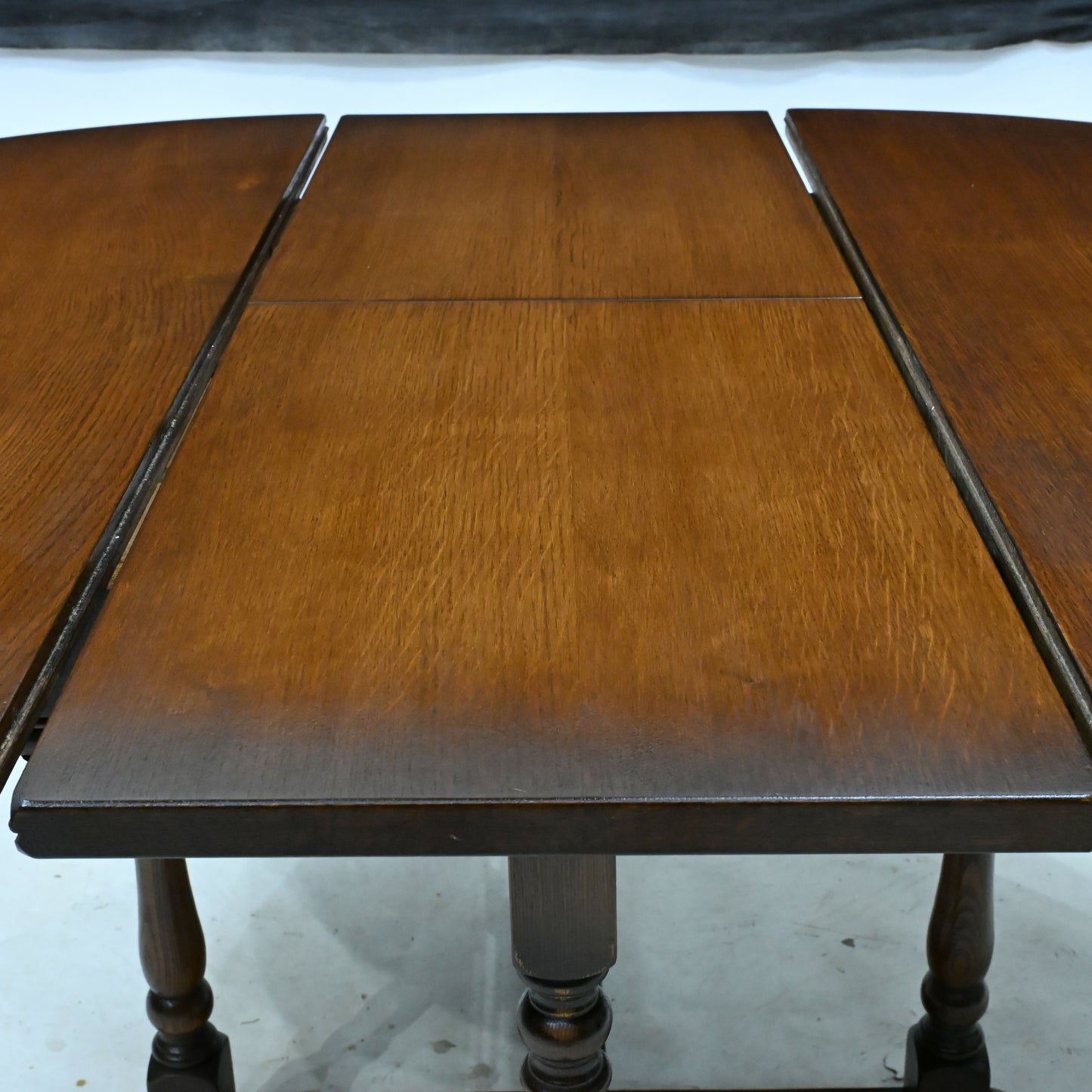 Old Charm Oak Round Dining Table Extending Seats 6 Tudor Brown FREE Delivery*