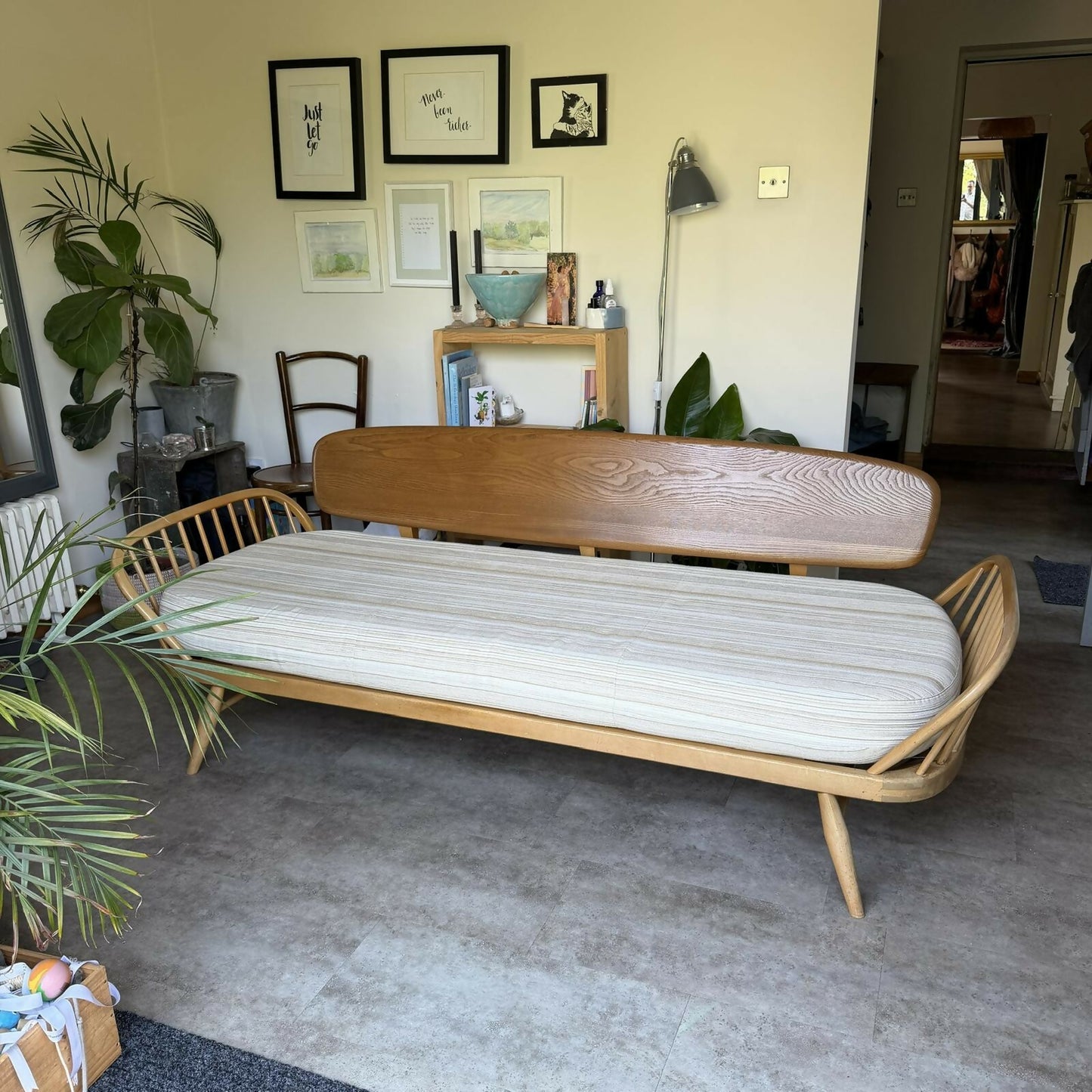 Vintage Mid Century Ercol Day Bed Sofa Elm & Beech Surfboard Back Beige Cushions