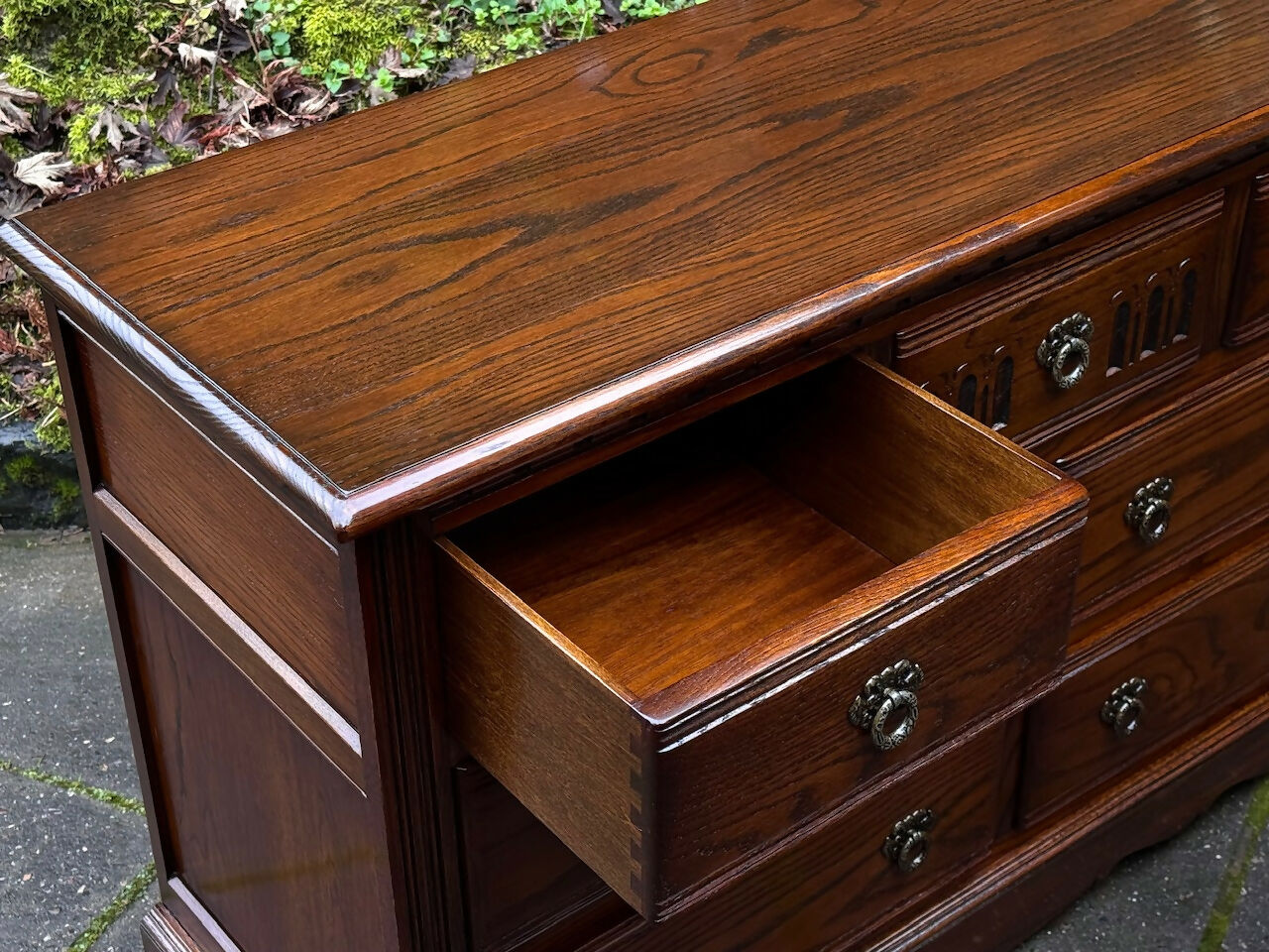 A WOOD BROTHERS OLD CHARM CARVED LIGHT OAK LONG CHEST OF DRAWERS / SIDEBOARD / DRESSER BASE