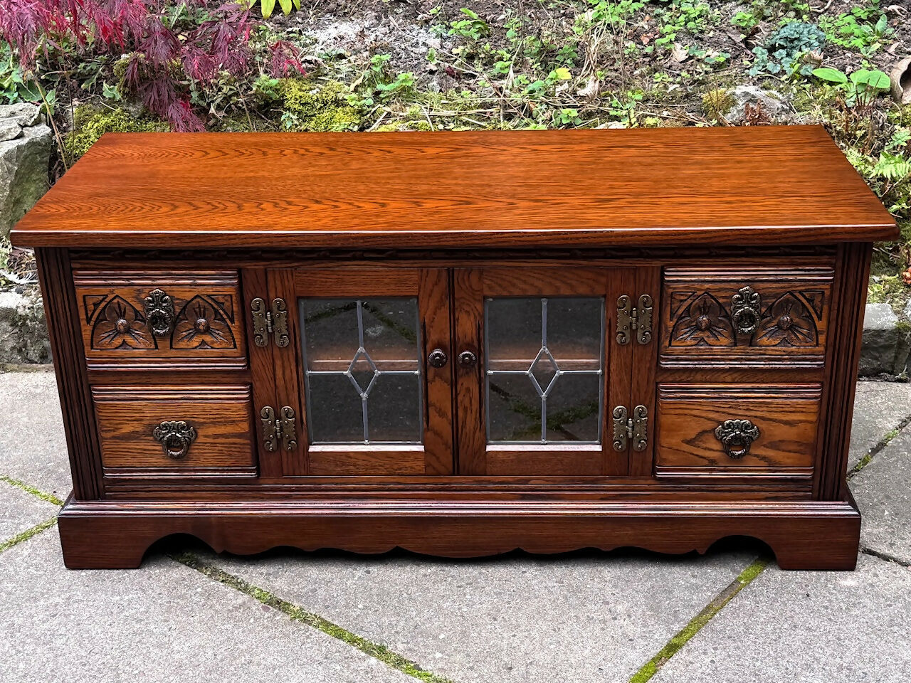 A WOOD BROTHERS OLD CHARM CARVED LIGHT OAK TV CABINET / MEDIA STAND / BASE / UNIT.