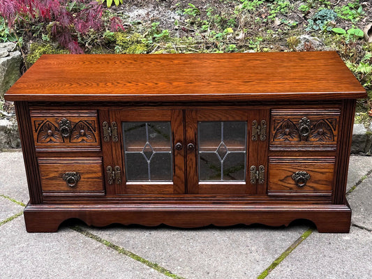 A WOOD BROTHERS OLD CHARM CARVED LIGHT OAK TV CABINET / MEDIA STAND / BASE / UNIT.