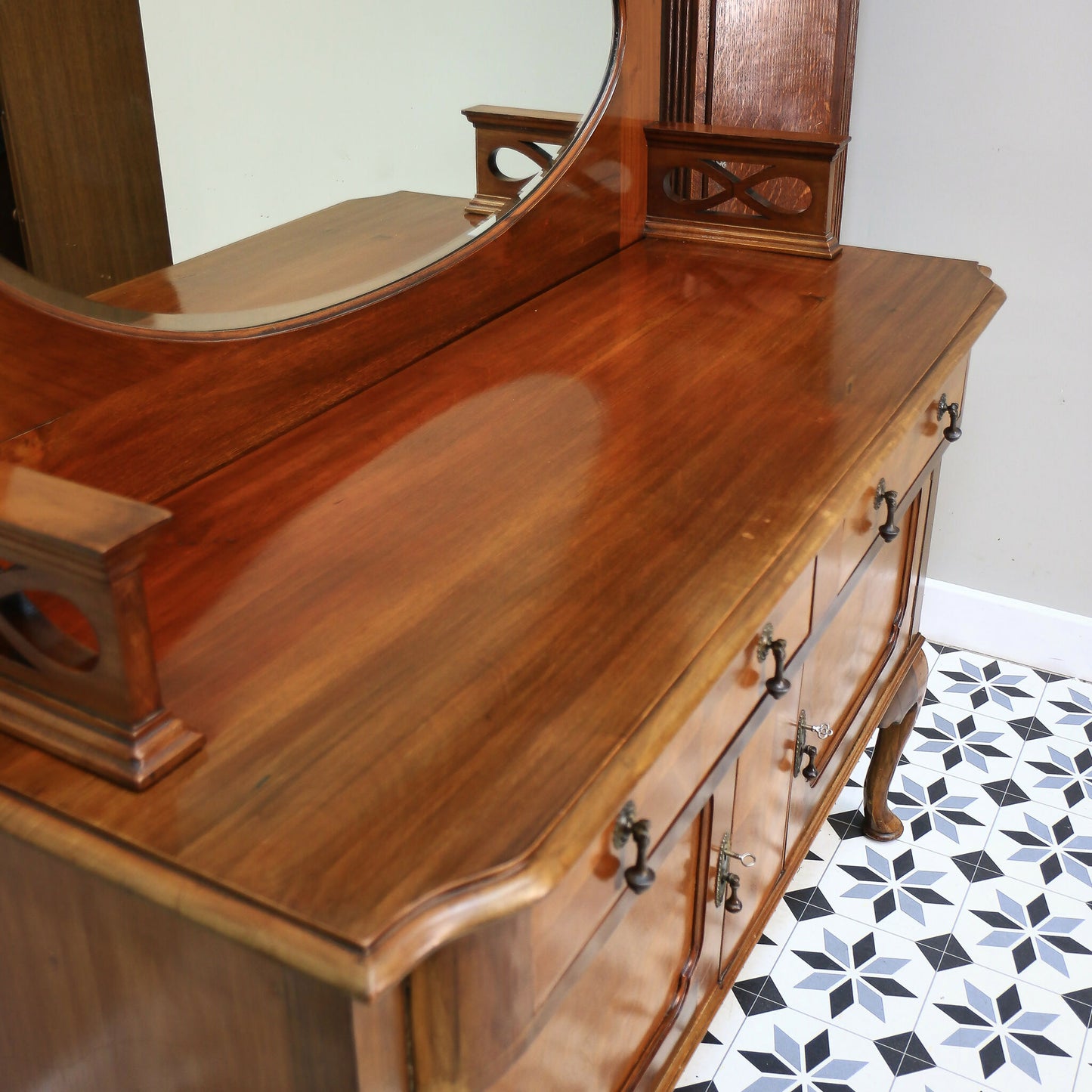 Edwardian Mirror Back Sideboard in Mahogany with Cabriole Legs