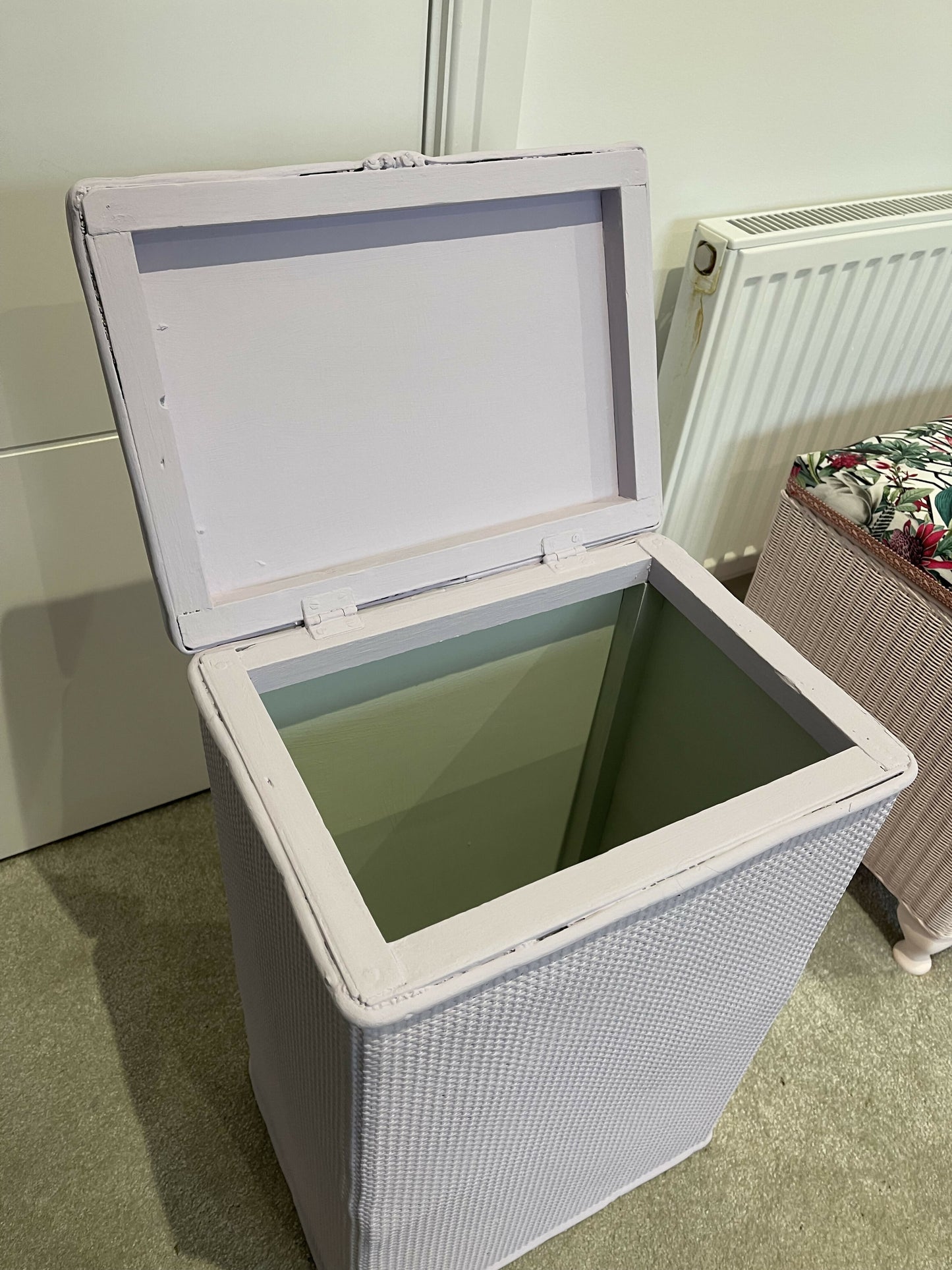 Mid century vintage laundry basket. 55x36x26