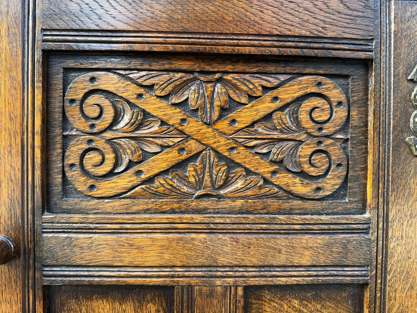 Good Quality Oak Carved Sideboard Cabinet