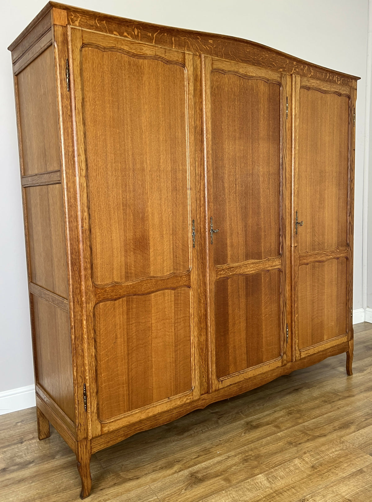 Wardrobe Vintage French Louis Oak Triple Door Carved Armoire Cabinet LOT 6531