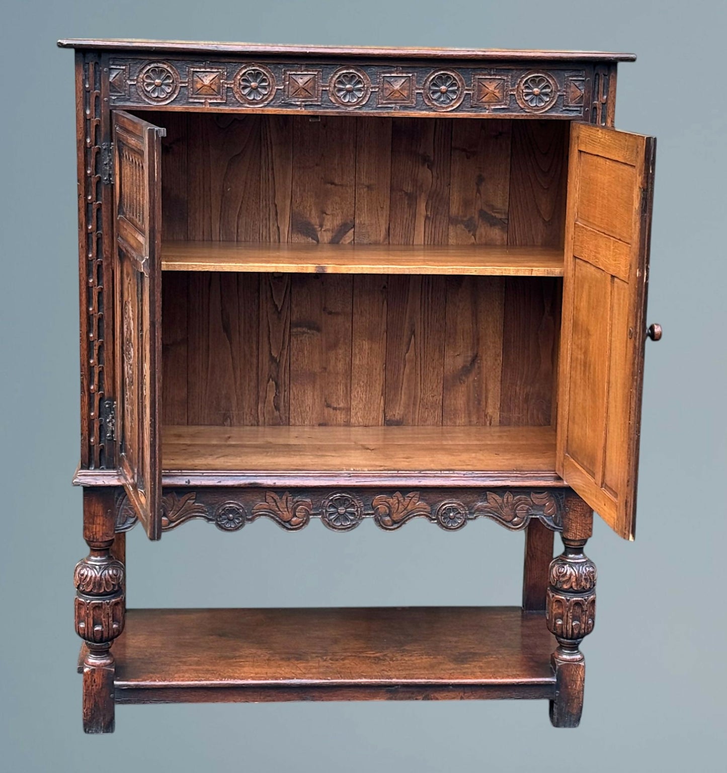 Good Quality Oak Court Cupboard / Sideboard