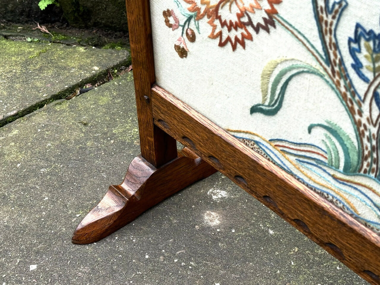 A RUPERT / NIGEL GRIFFITHS MONASTIC CARVED OAK FIRE SCREEN / STAND
